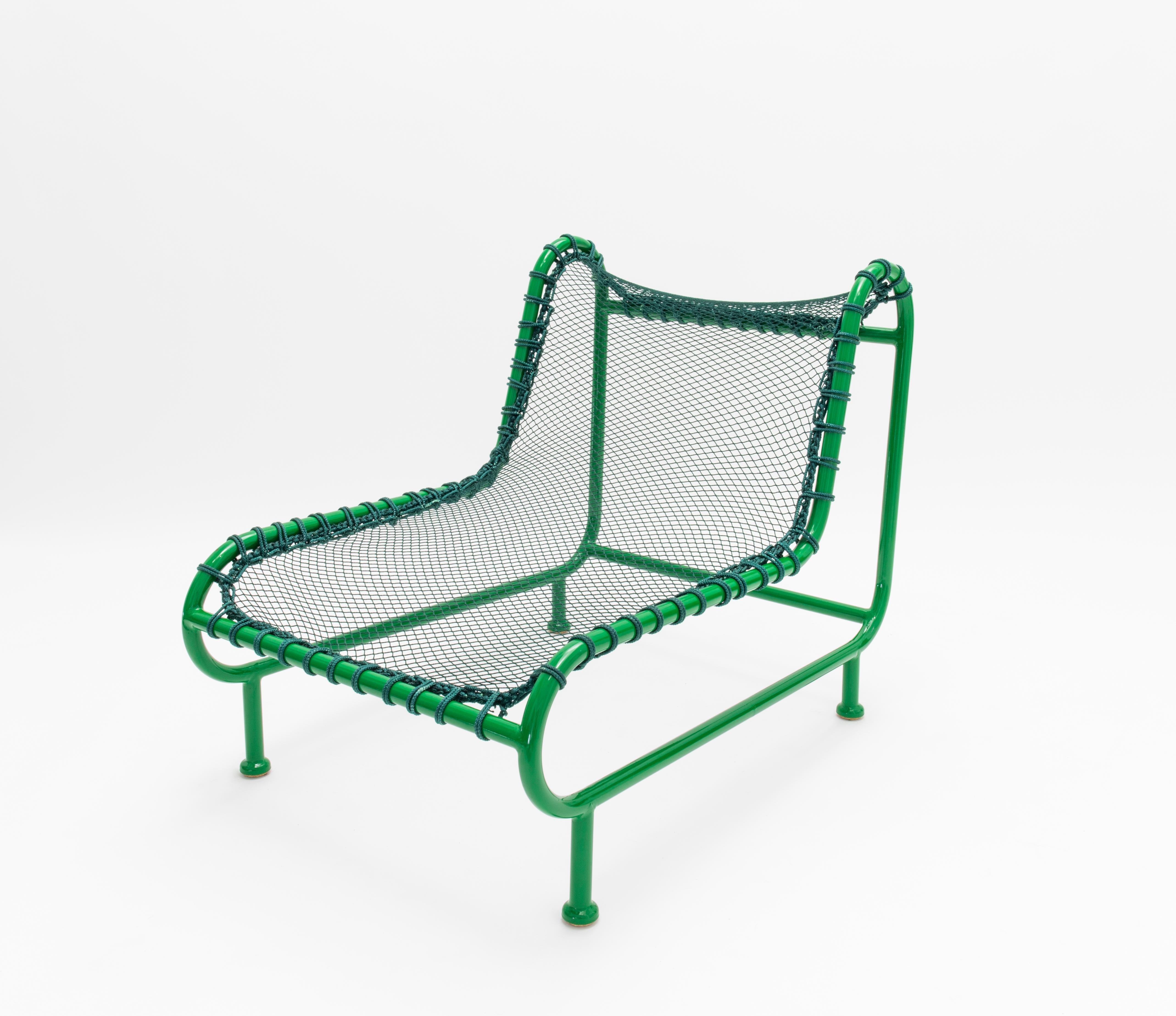 The Grand Ribaud lounge chair is designed for «farniente» in extreme conditions.

It is made using techniques traditionally used for nautical fittings.

Its structure is in bent welded steel tubes painted with an epoxy coating. The nylon net
