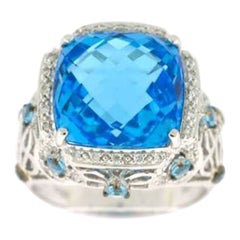 Anello Grand Sample Sale con Topazio Blu e Diamanti Vaniglia incastonati in 14k Vaniglia
