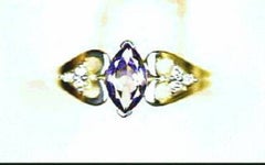Anello Grand Sample Sale con tanzanite blu incastonata in oro miele 14K