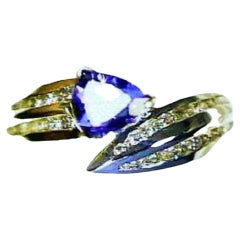 Bague de vente grand échantillon avec tanzanite bleue sertie en or bicolore 18 carats