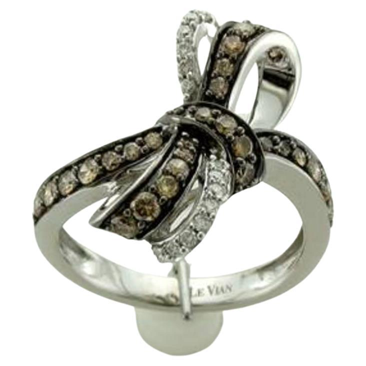 Bague de vente grand échantillon avec diamants chocolat et diamants Vanilla sertis en vente