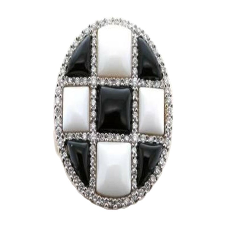 Gran Anillo de Venta de Muestras con Ágata Blanca, Ónix y Diamantes Vainilla Engastados en 14K
