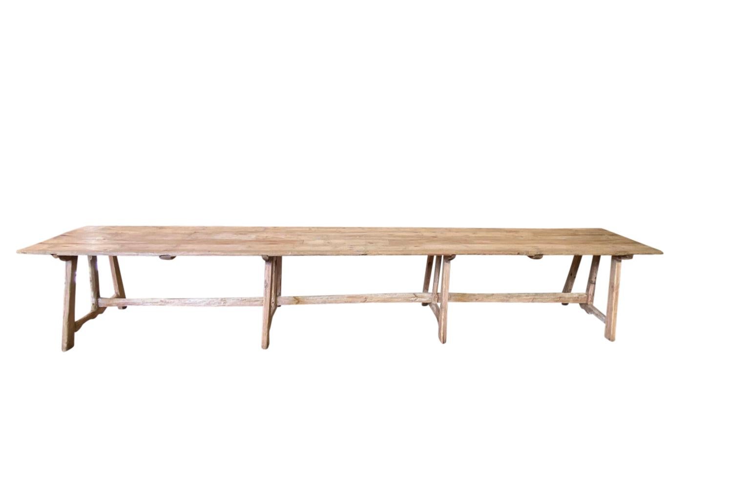 Une table de ferme étonnante et très grande échelle - table à manger de la région catalane de l'Espagne. Magnifiquement construit en Meleze - un pin très dur. Patine sensationnelle. Une table à manger parfaite pour les grandes réunions de famille.