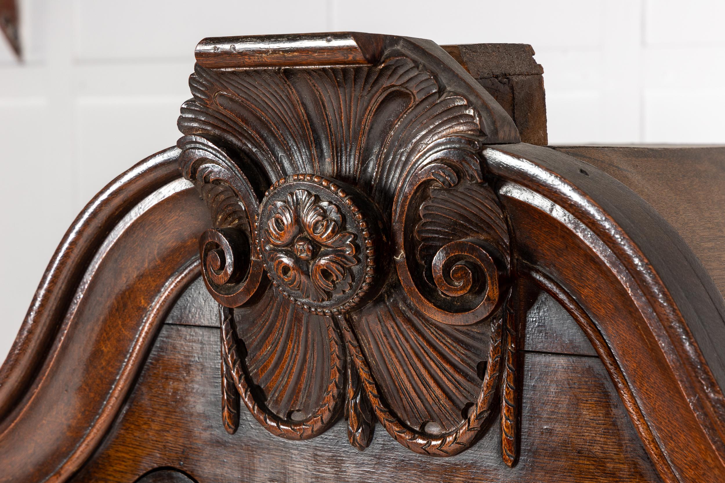 Armoire Bombé en chêne Rococo hollandais du 18ème siècle à grande échelle en vente 1