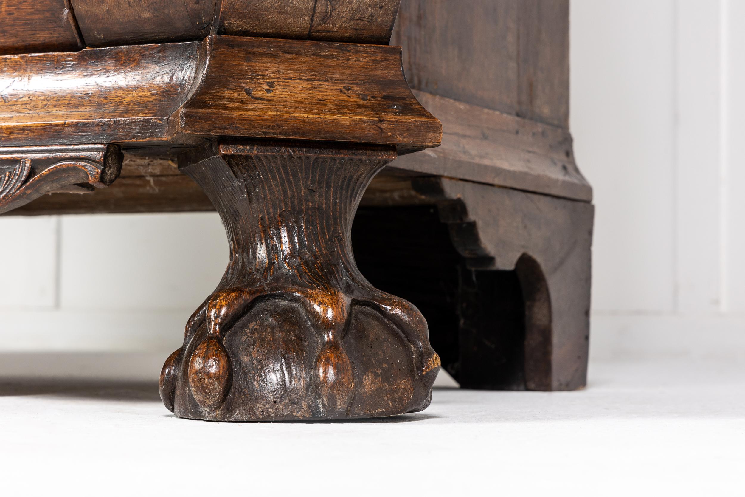 Armoire Bombé en chêne Rococo hollandais du 18ème siècle à grande échelle en vente 3