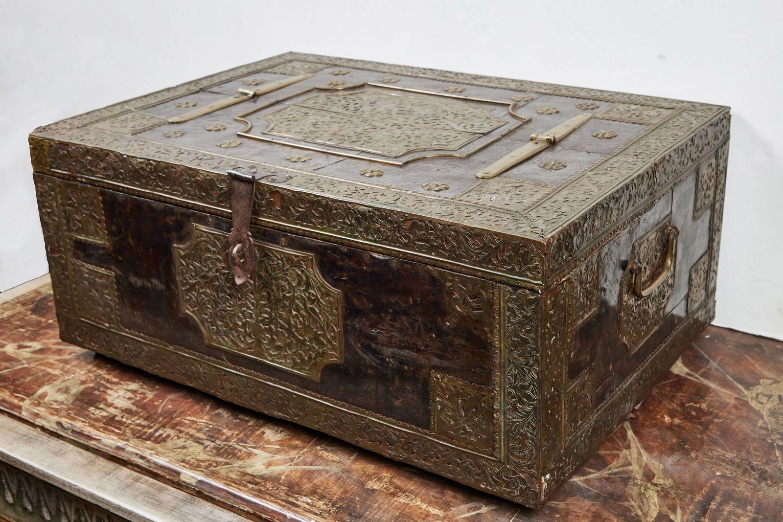 Grand Scale, 18th Century, English Document Box In Good Condition For Sale In Newport Beach, CA