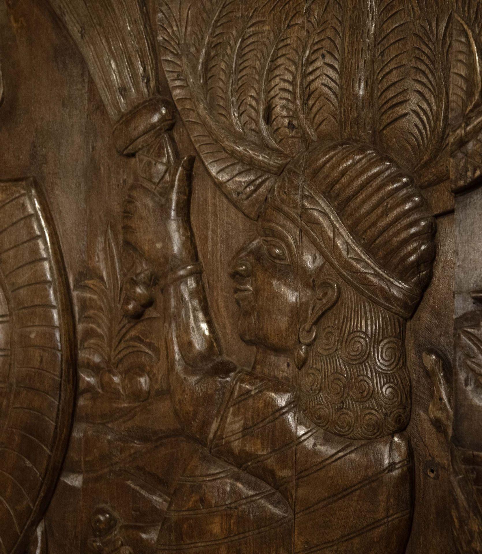 Ein monumental großer geschnitzter Holzfries, der im 20. Jahrhundert in England in Auftrag gegeben und in Indien geschnitzt wurde.
Zeigt den König von Babylon in den hängenden Gärten von Babylon. Inspiriert von dem ursprünglich in Stein gehauenen