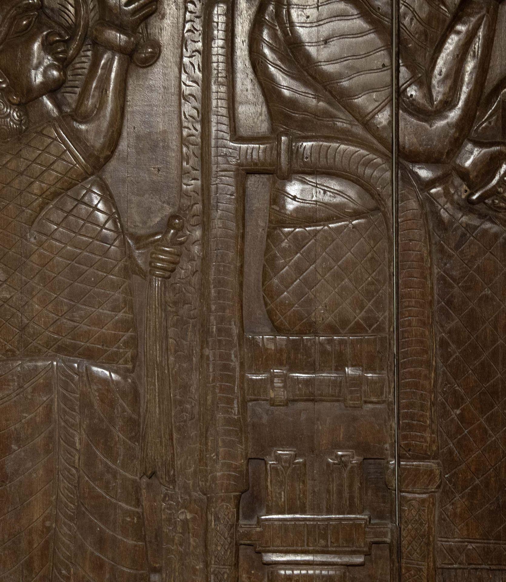 Grand Scale 20. Jahrhundert indischen geschnitzt hölzernen Fries (Teakholz) im Angebot