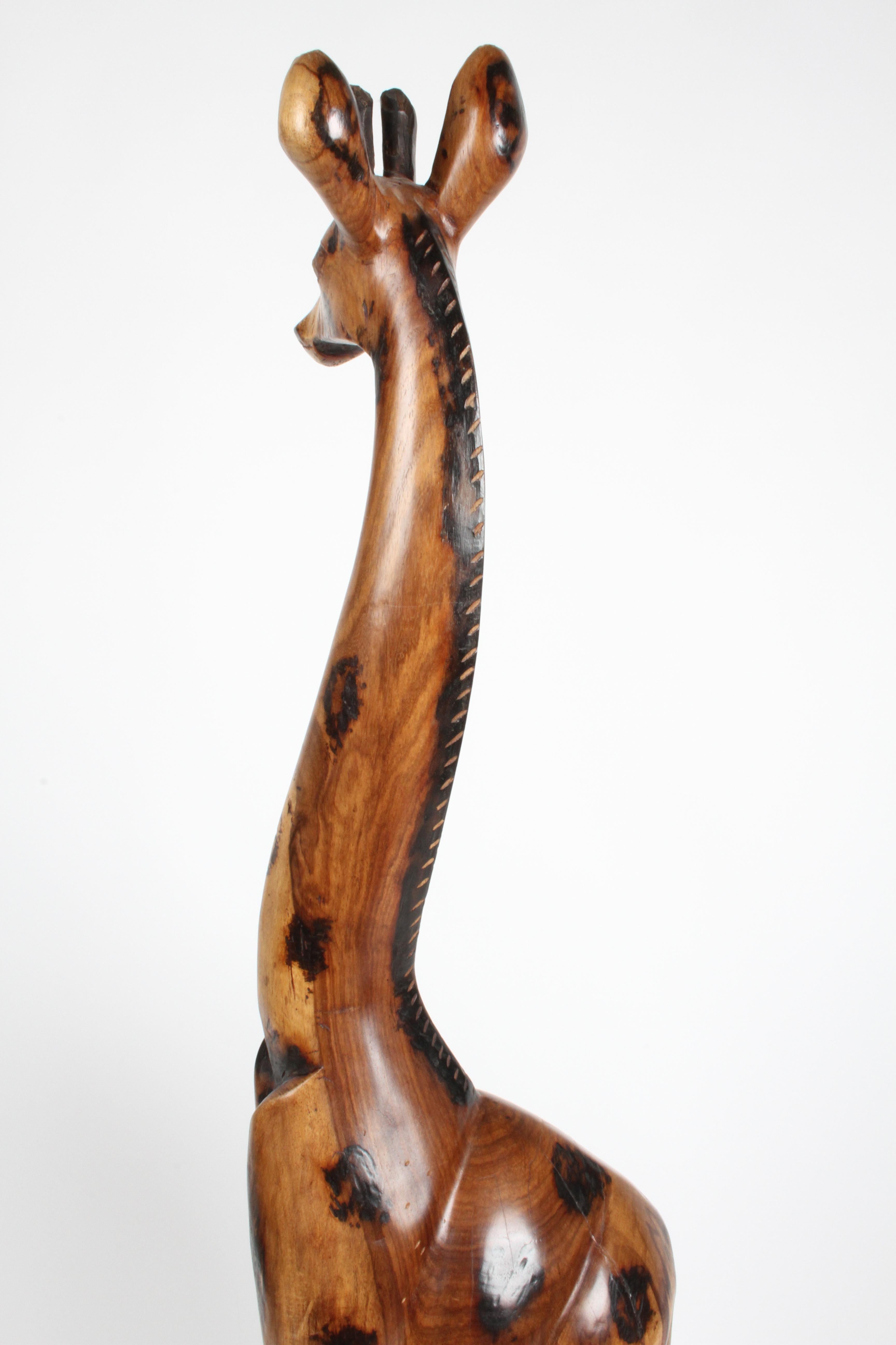 Bois Sculpture de girafe en bois sculptée à grande échelle sur socle, vers les années 1970 en vente