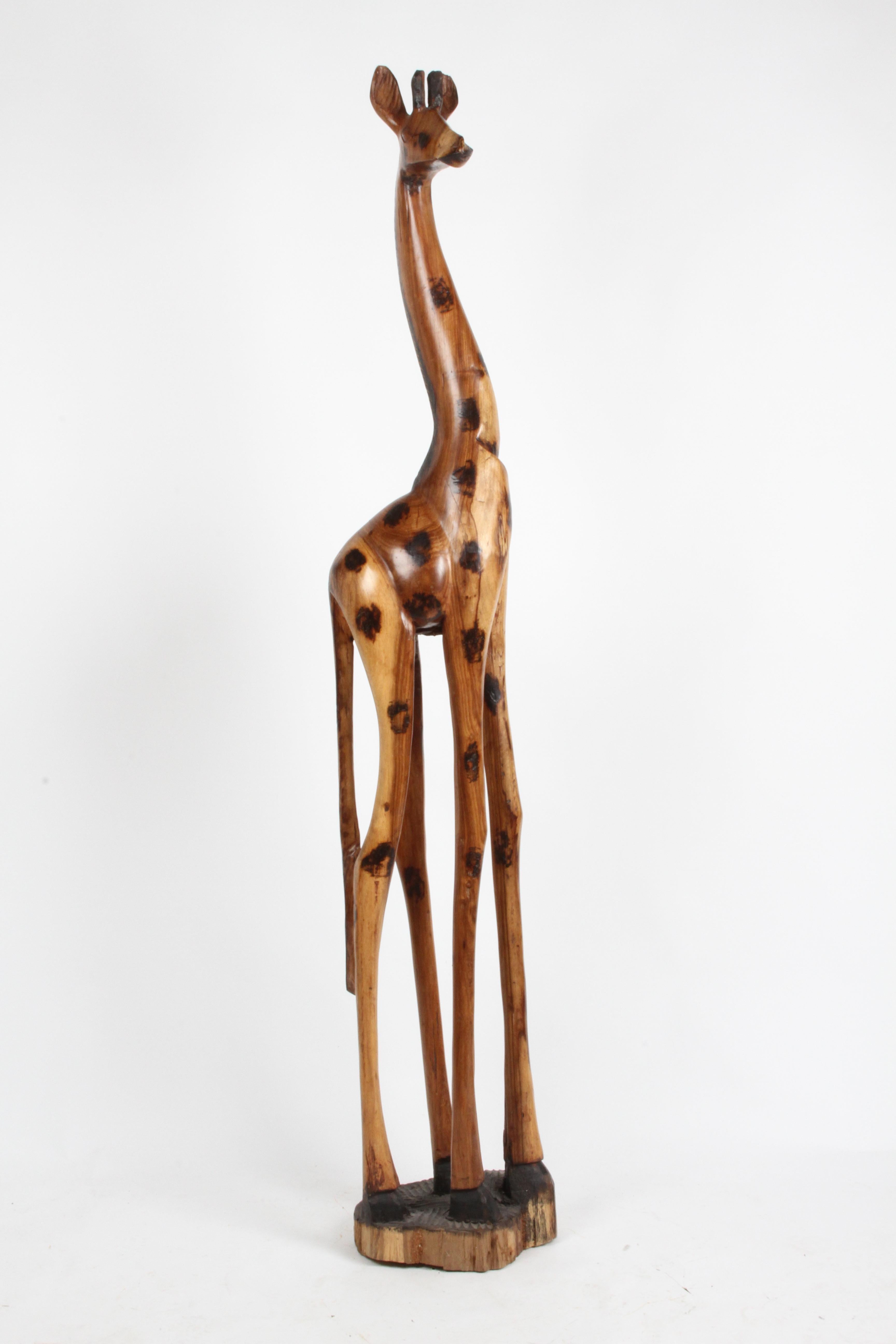 Girafe en bois sculptée à la main, de grande taille, avec des taches noires carbonisées. Semble avoir été taillé dans un tronc d'arbre. En bon état vintage. Non signée. Mesures : 80