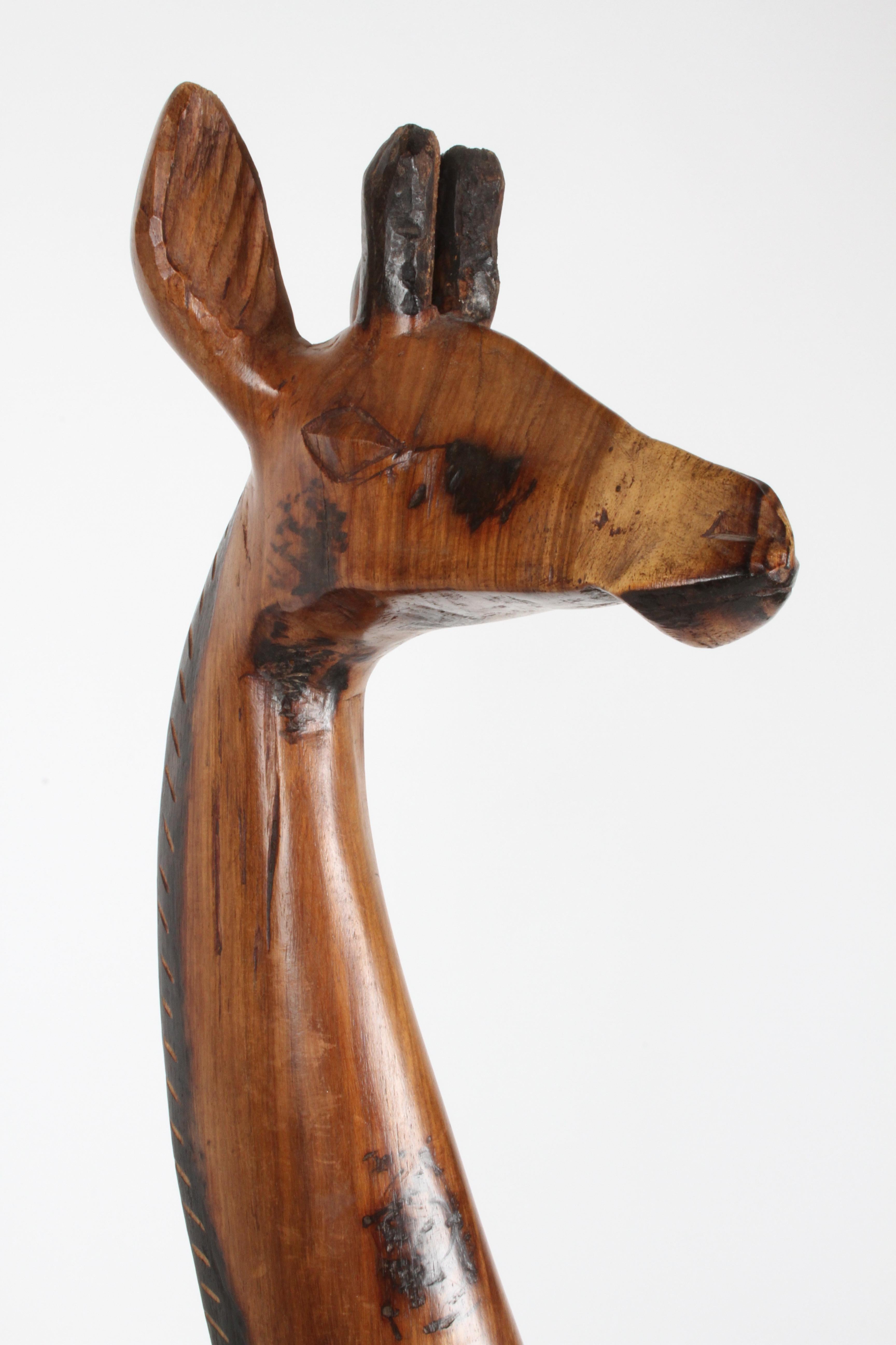 Großformatige handgeschnitzte Giraffenskulptur aus Holz auf Sockel, ca. 1970er Jahre (Afrikanisch) im Angebot