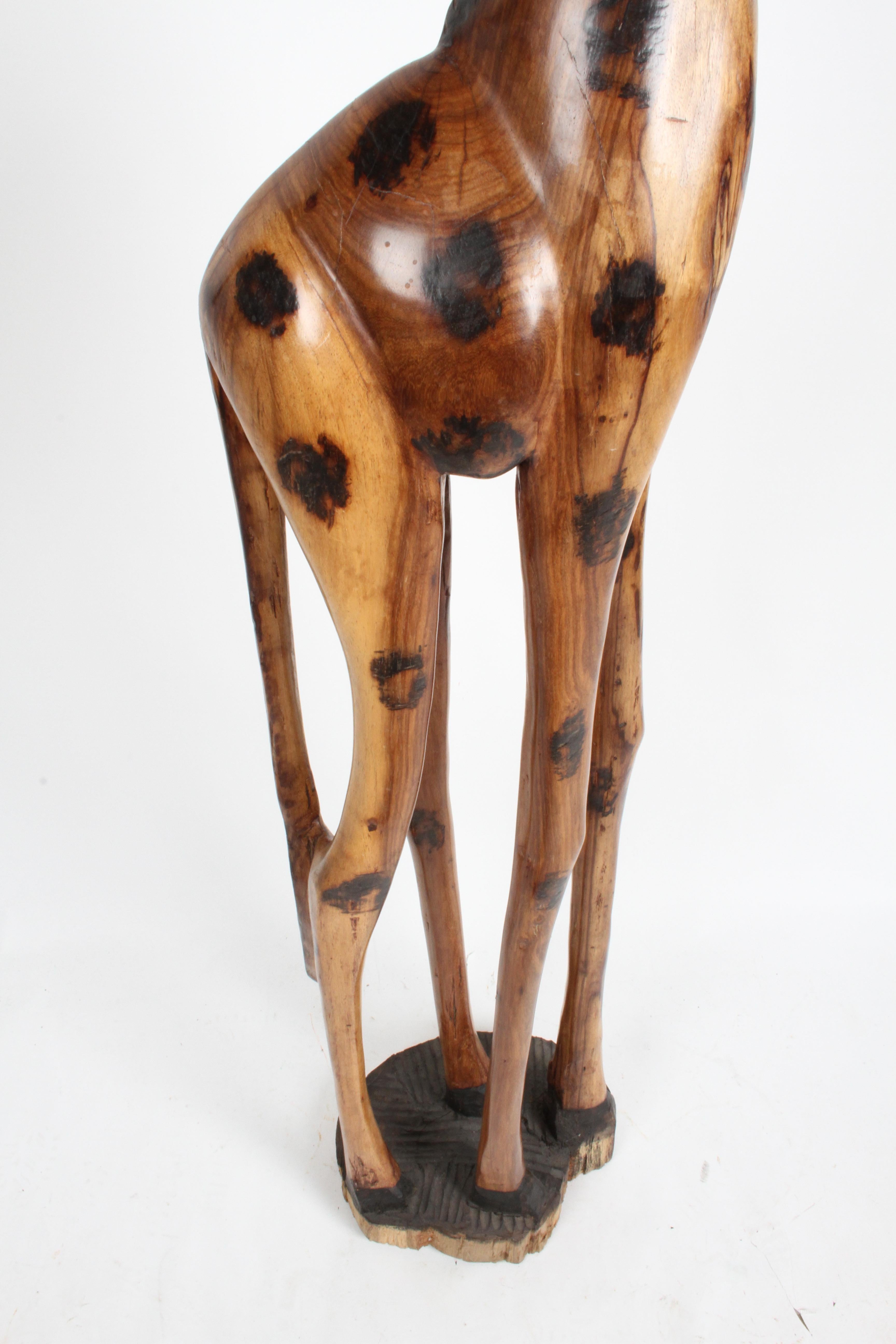 Großformatige handgeschnitzte Giraffenskulptur aus Holz auf Sockel, ca. 1970er Jahre im Angebot 1