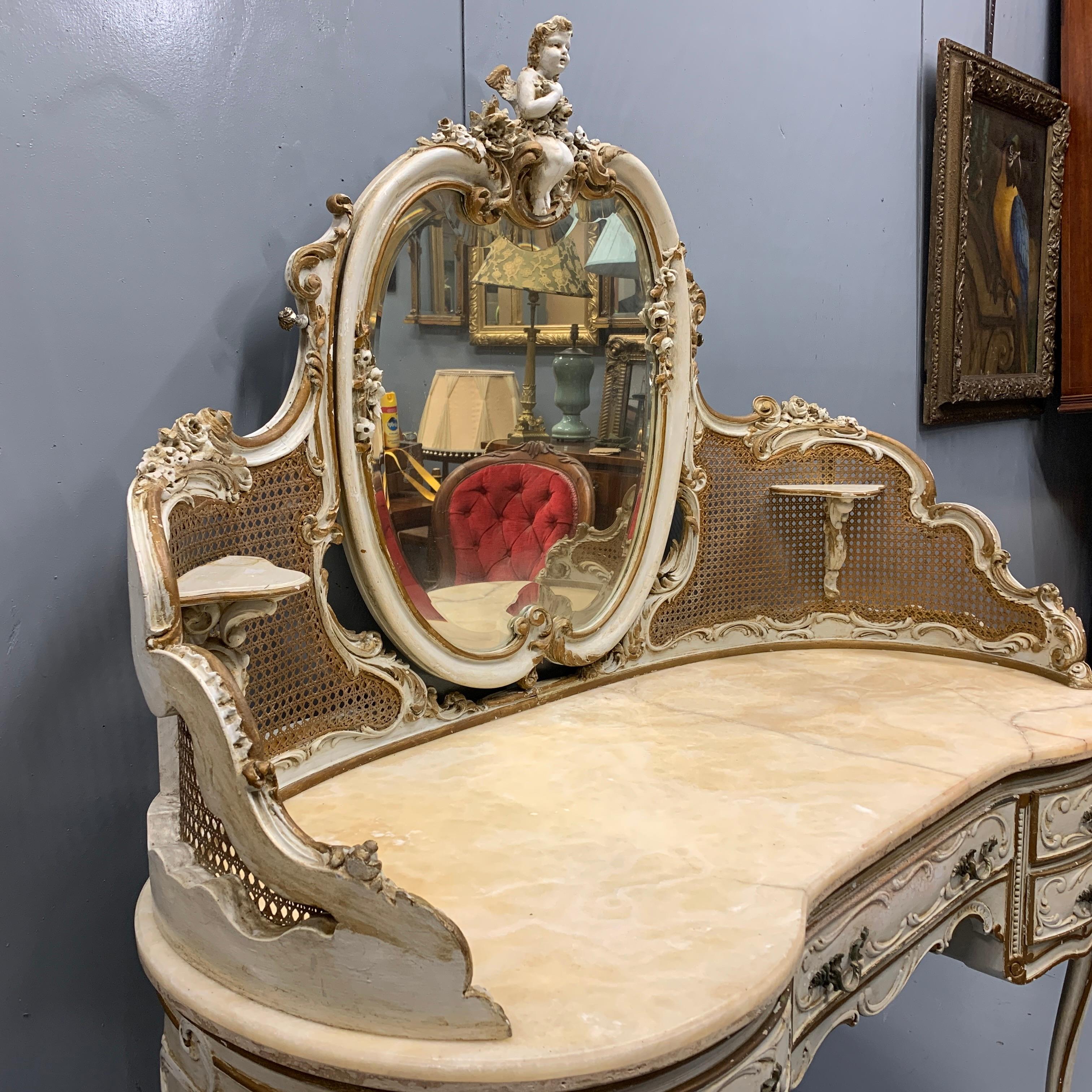 grand dressing table