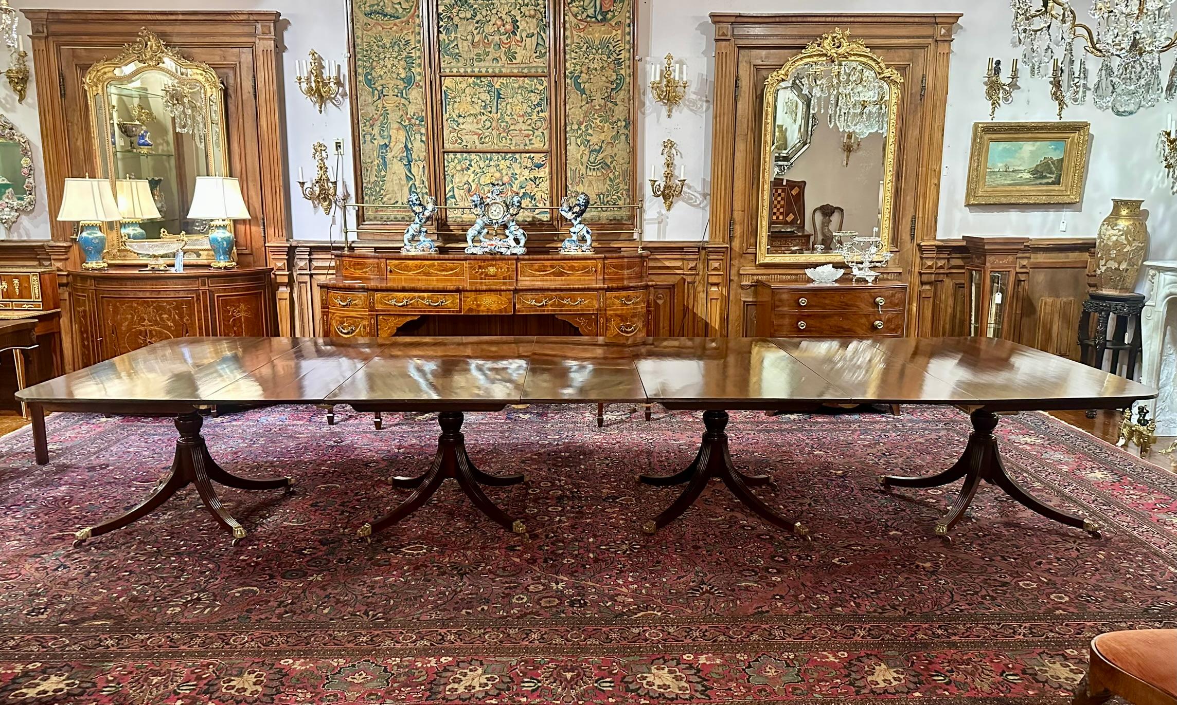 Anglais Grande table de salle à manger ancienne à quatre piédestaux en acajou, vers les années 1890 en vente