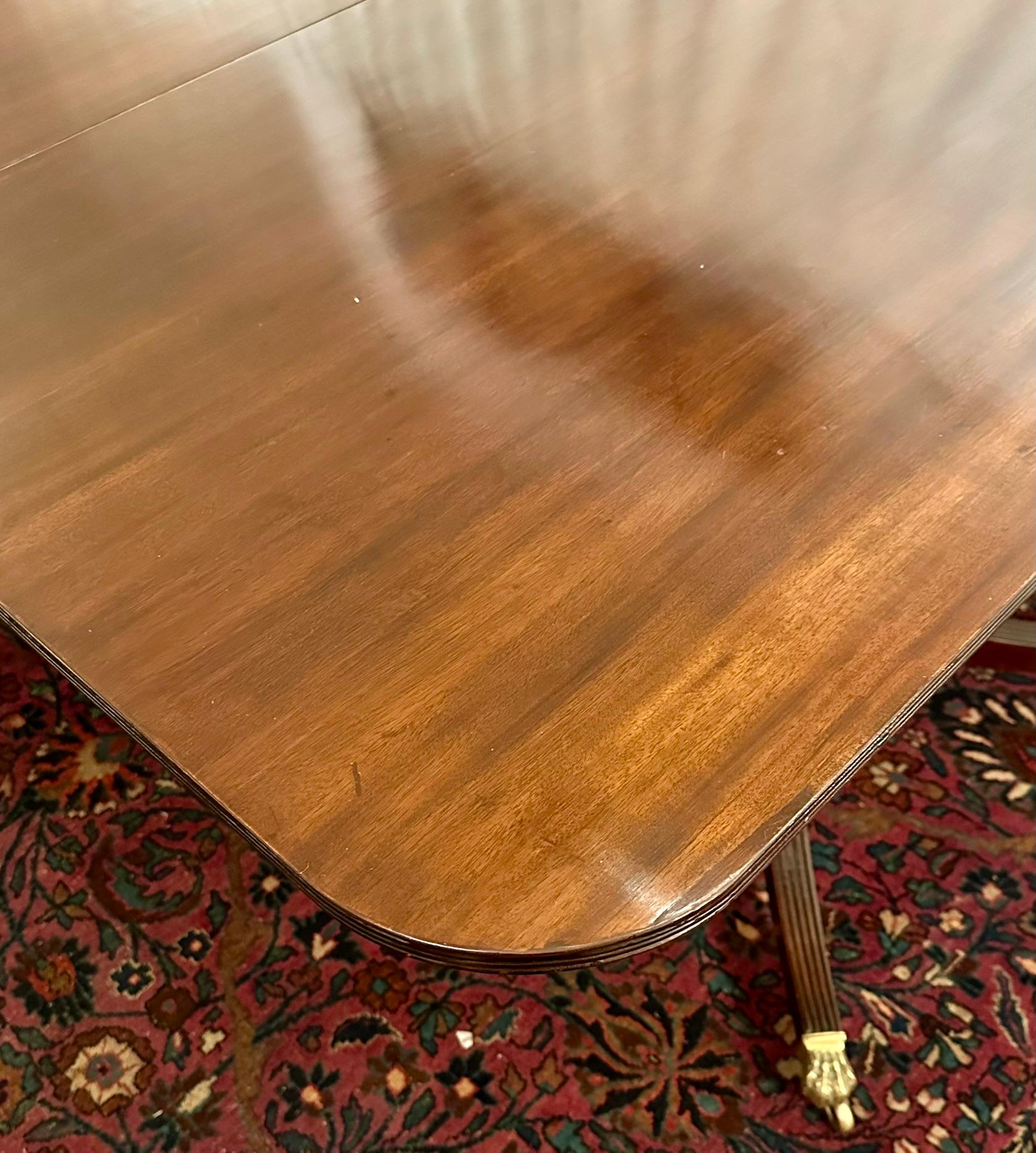 XIXe siècle Grande table de salle à manger ancienne à quatre piédestaux en acajou, vers les années 1890 en vente