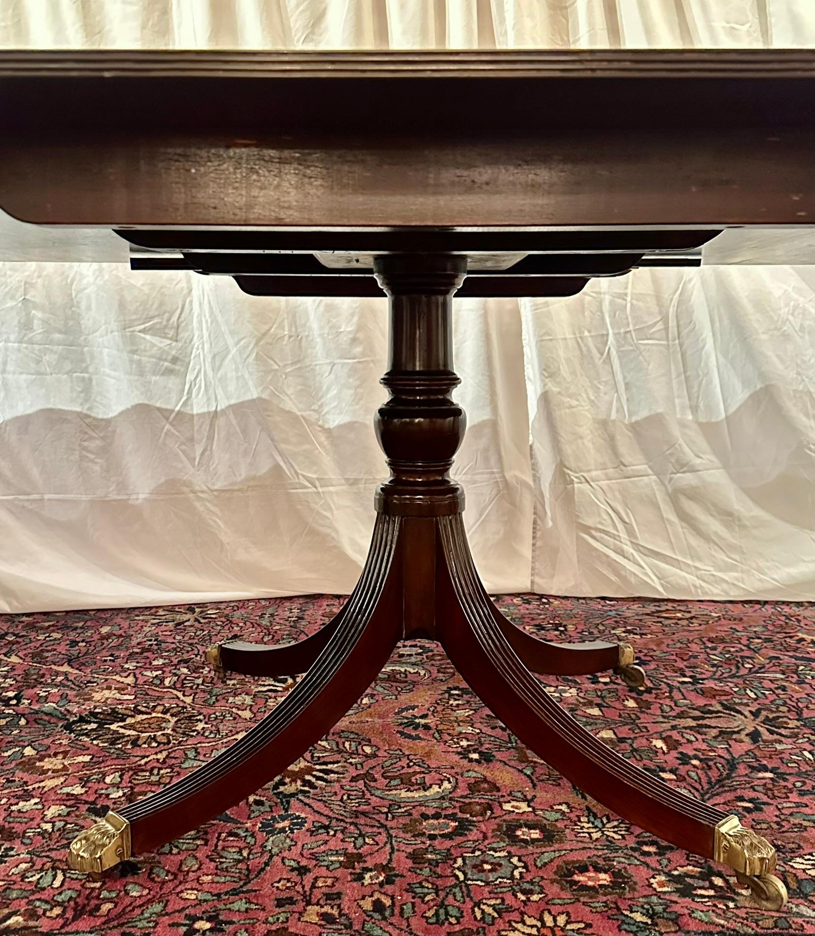 Acajou Grande table de salle à manger ancienne à quatre piédestaux en acajou, vers les années 1890 en vente
