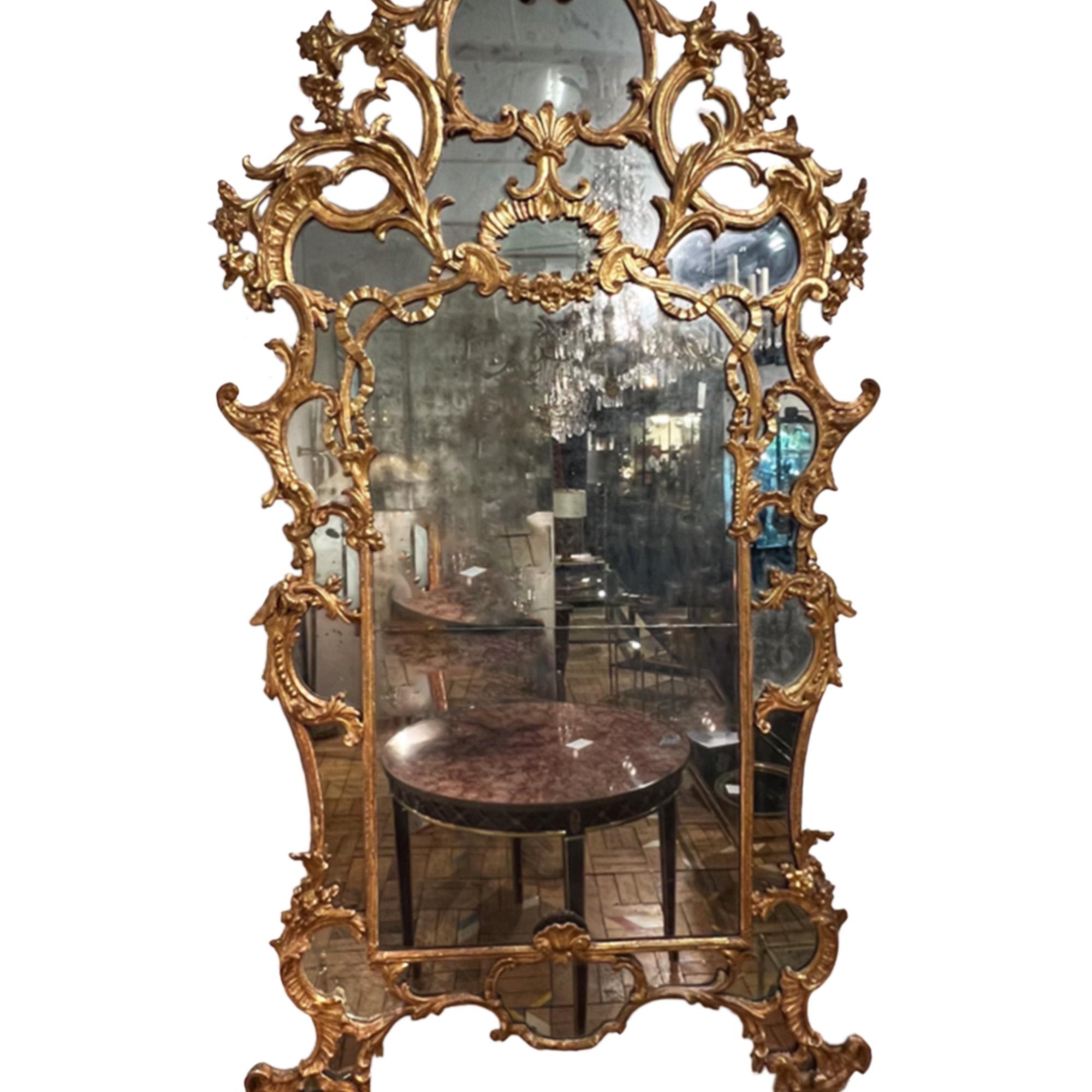 Rococo Grand miroir en bois sculpté italien du milieu du XVIIIe siècle en vente