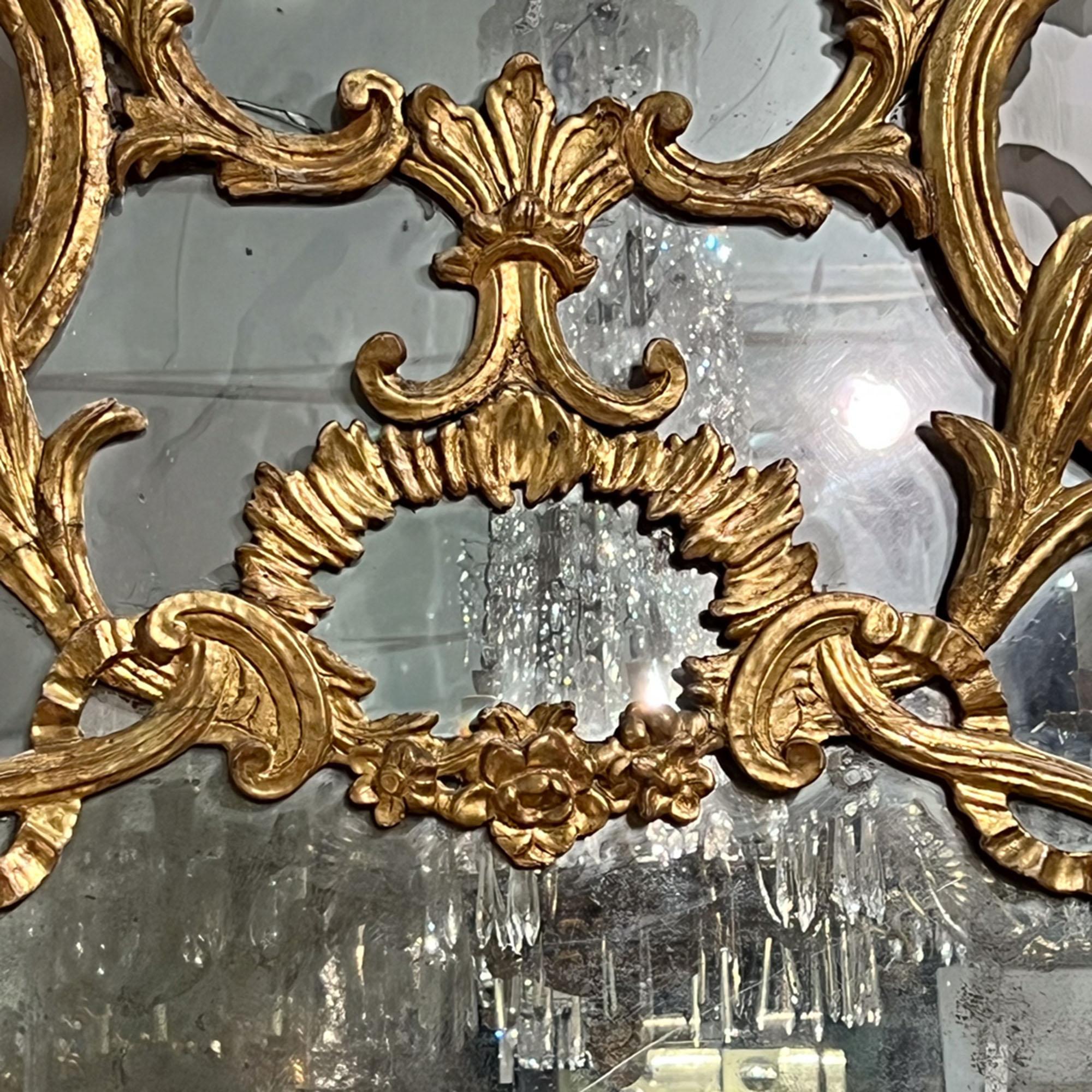 Sculpté à la main Grand miroir en bois sculpté italien du milieu du XVIIIe siècle en vente