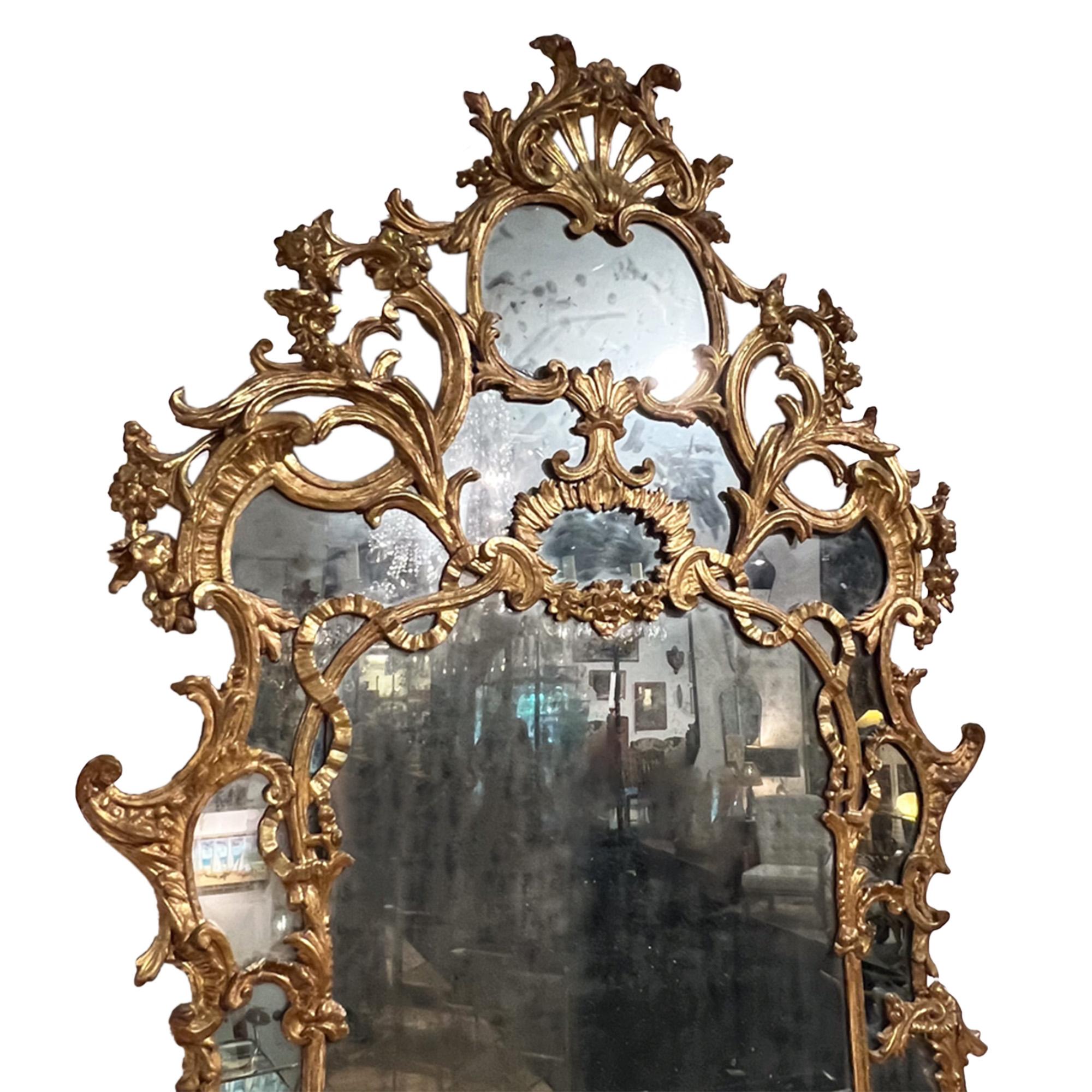 Grand miroir en bois sculpté italien du milieu du XVIIIe siècle Bon état - En vente à London, GB