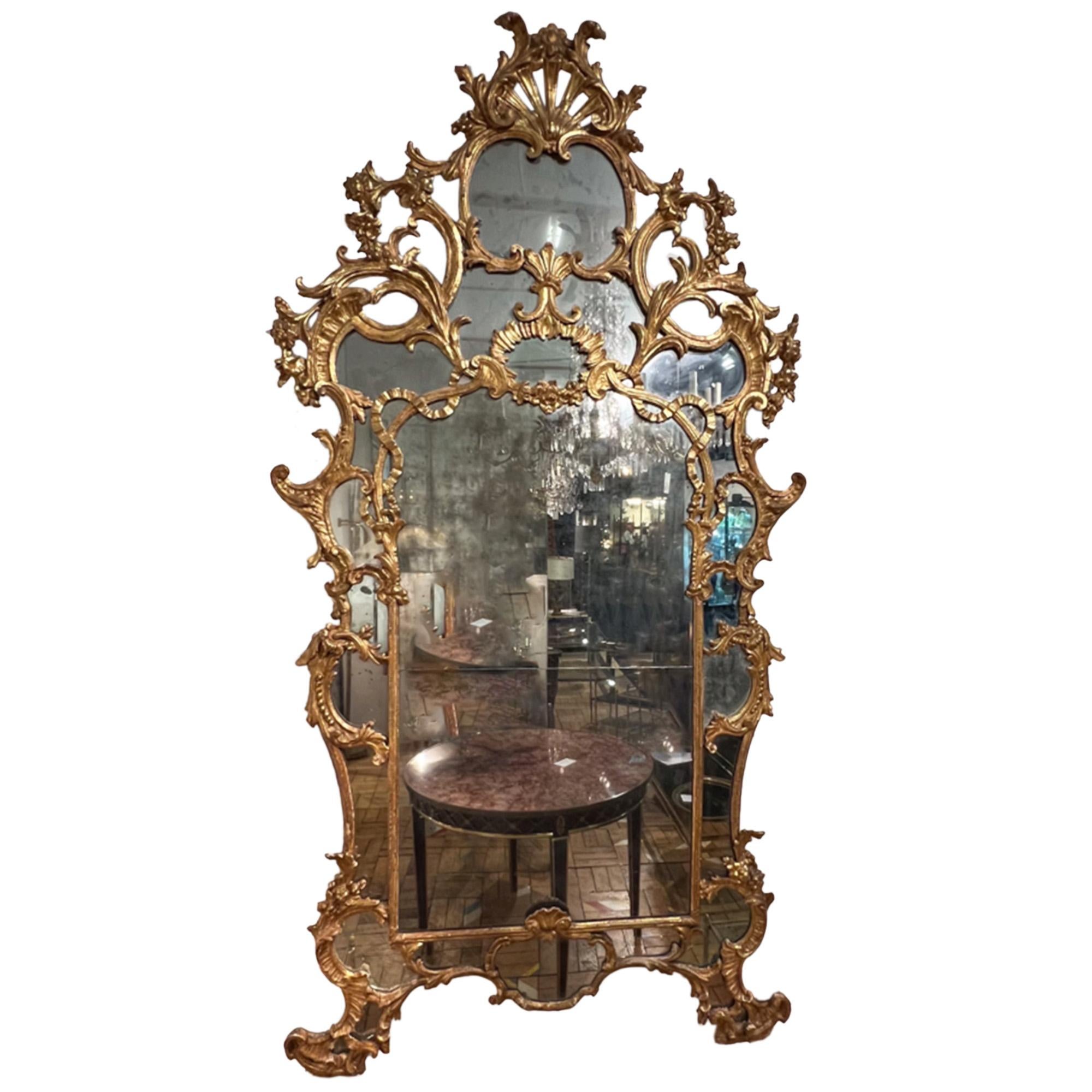 Miroir Grand miroir en bois sculpté italien du milieu du XVIIIe siècle en vente