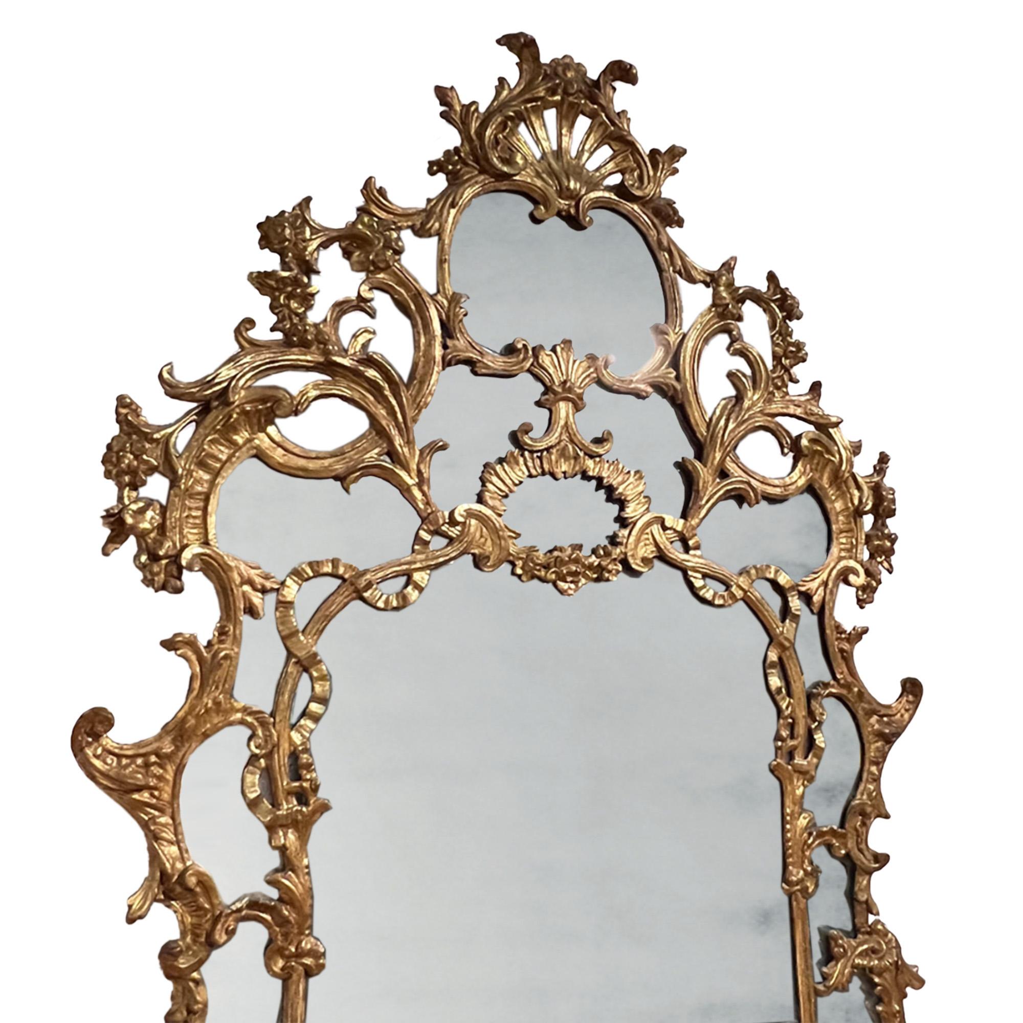 Grand miroir en bois sculpté italien du milieu du XVIIIe siècle en vente 2
