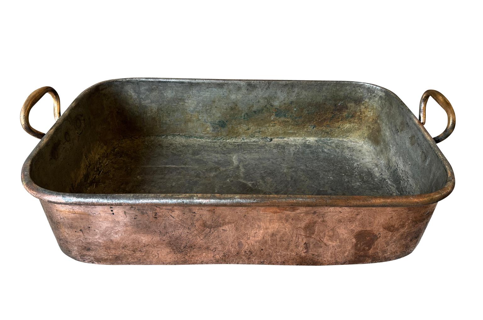 Una padella di rame molto bella e in grande scala, proveniente dalla regione francese della Provenza.  Splendidamente realizzato in forma rettangolare con rame di grosso calibro e 2 manici.