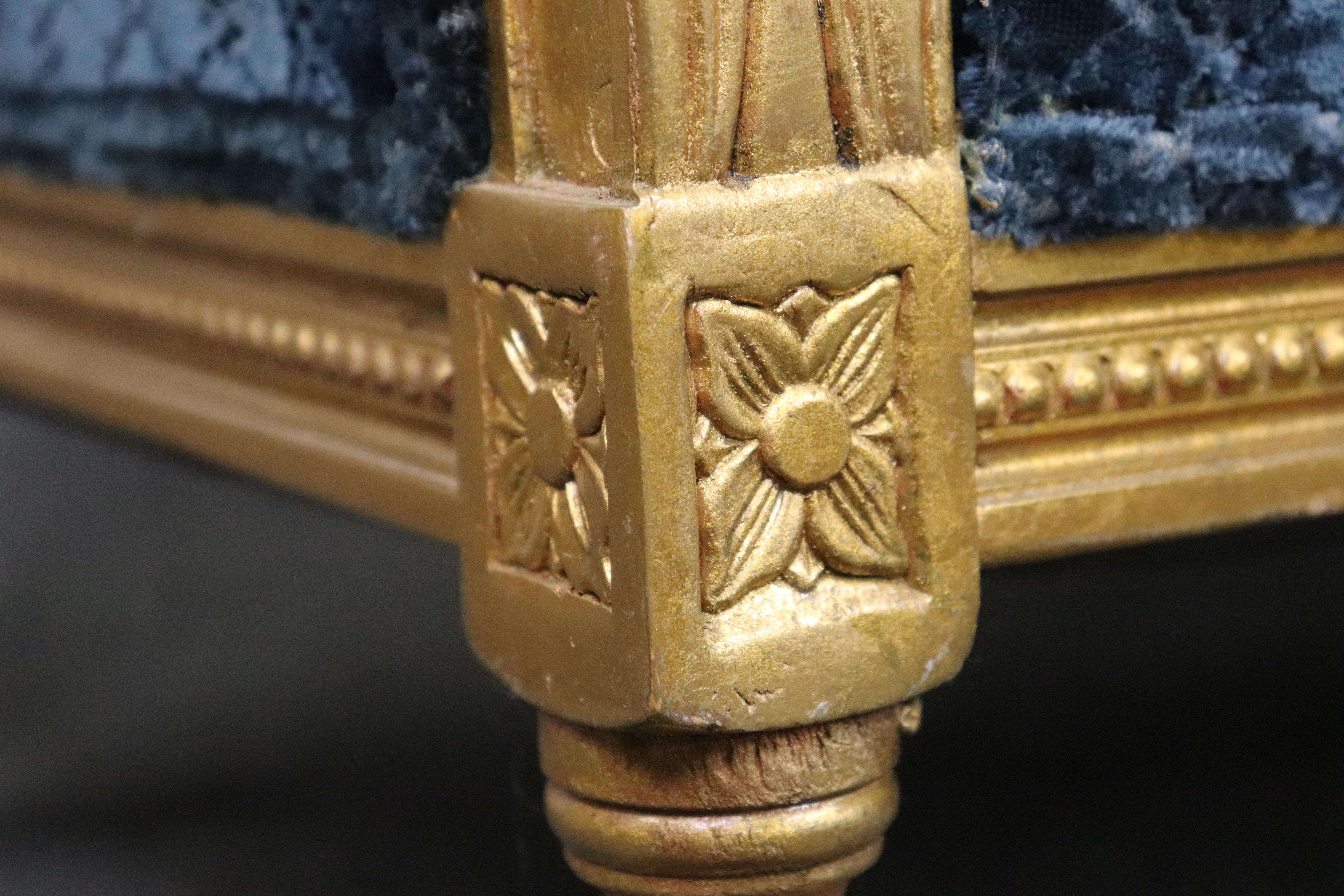 Canapé ou sofa en bois doré à feuilles d'or véritable de style Louis XVI C 1930 en vente 4