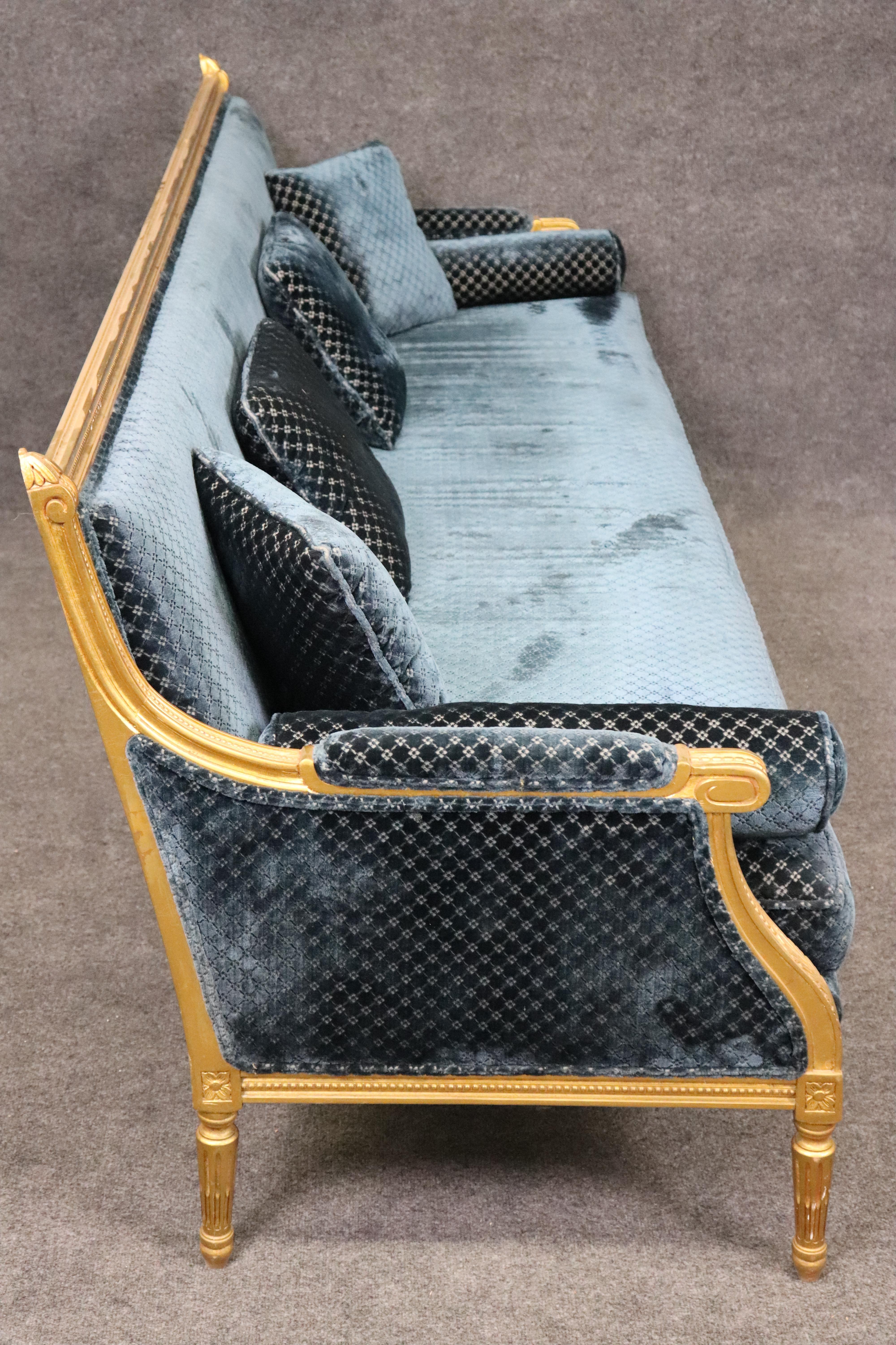 Français Canapé ou sofa en bois doré à feuilles d'or véritable de style Louis XVI C 1930 en vente
