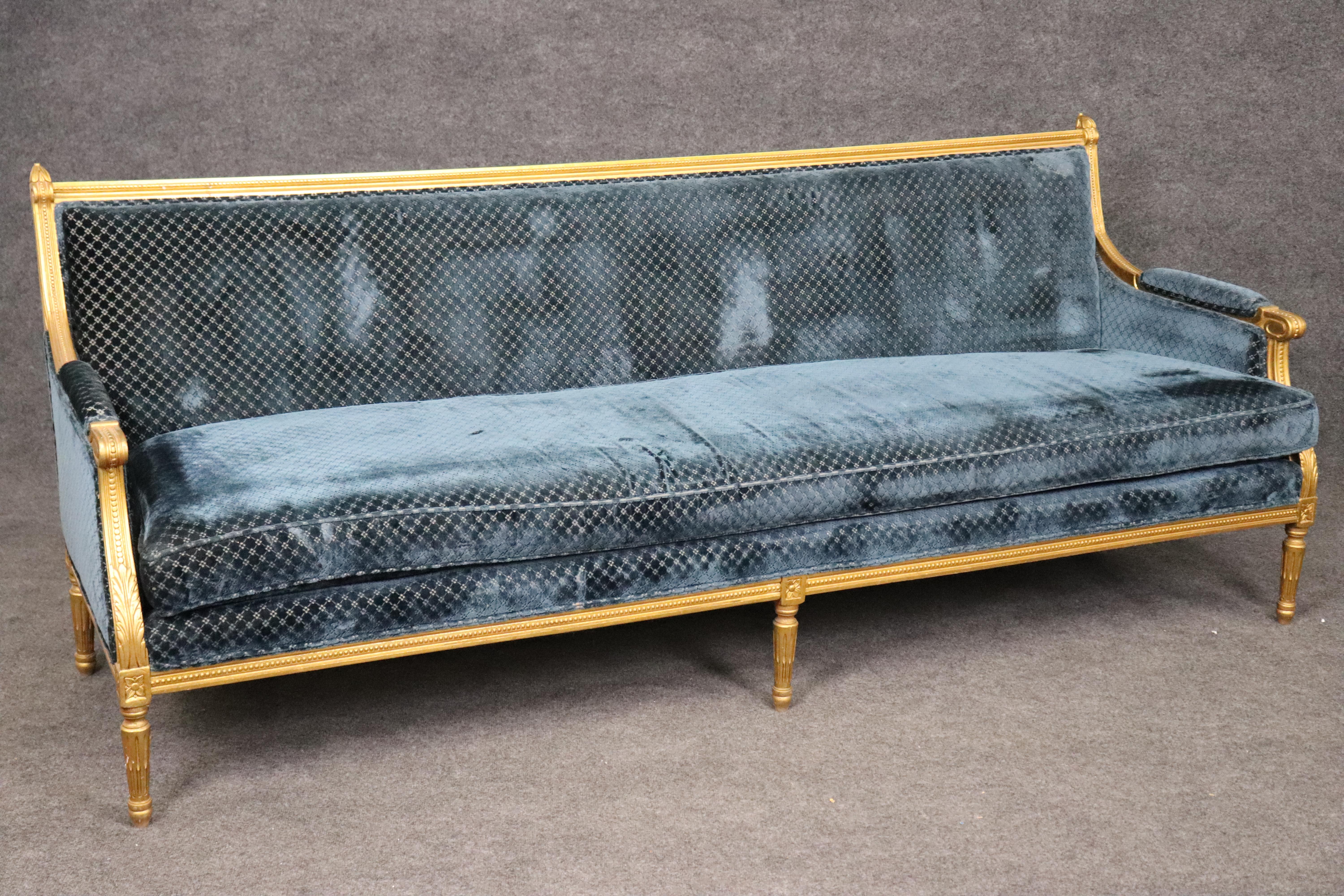 Velours Canapé ou sofa en bois doré à feuilles d'or véritable de style Louis XVI C 1930 en vente