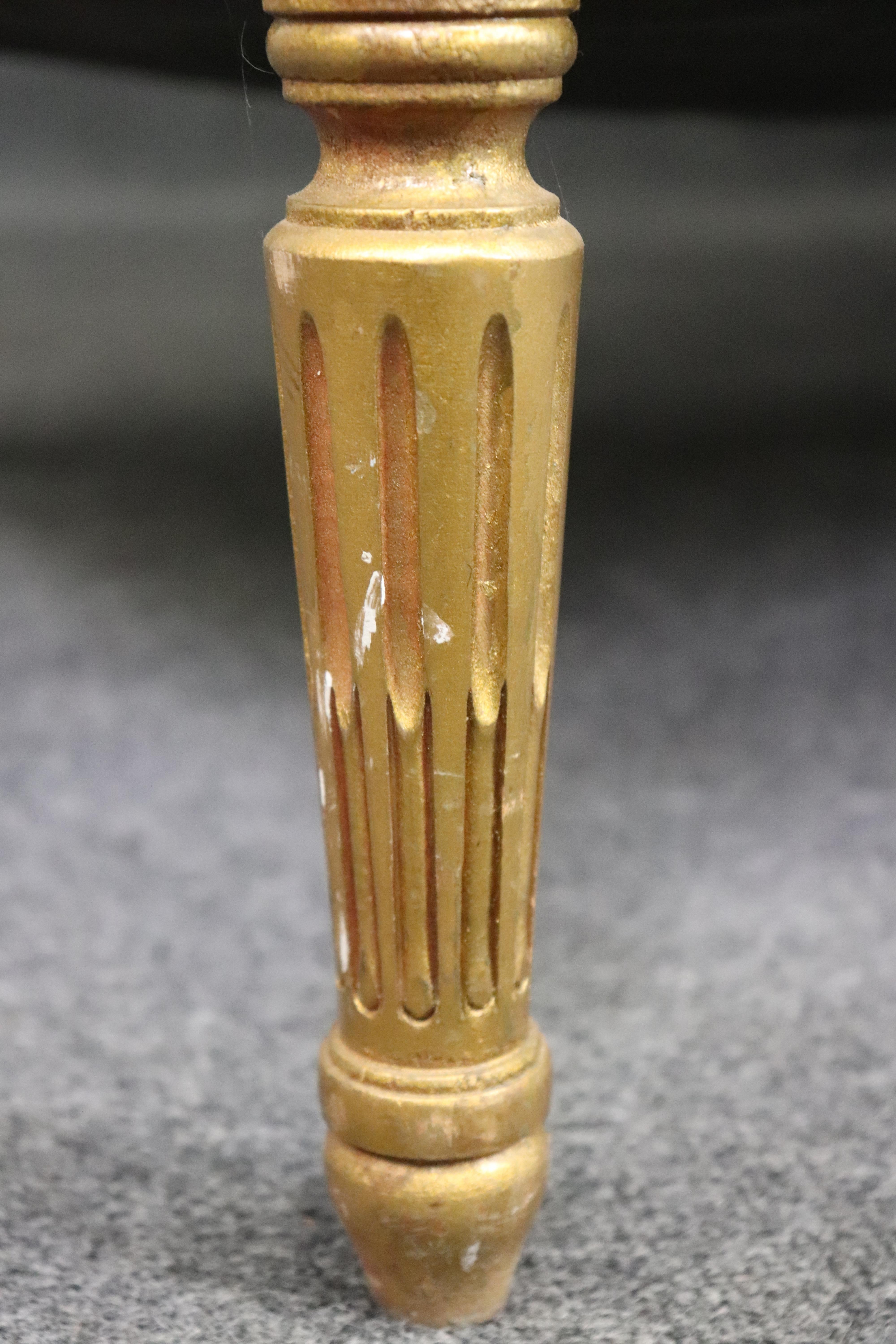 Canapé ou sofa en bois doré à feuilles d'or véritable de style Louis XVI C 1930 en vente 2