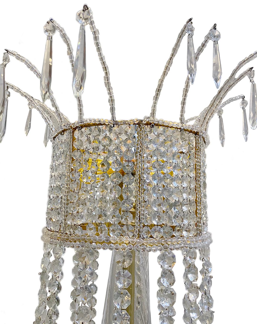Francese Lampadario in metallo dorato e cristalli in grande scala con foglie e fiori in vetro in vendita