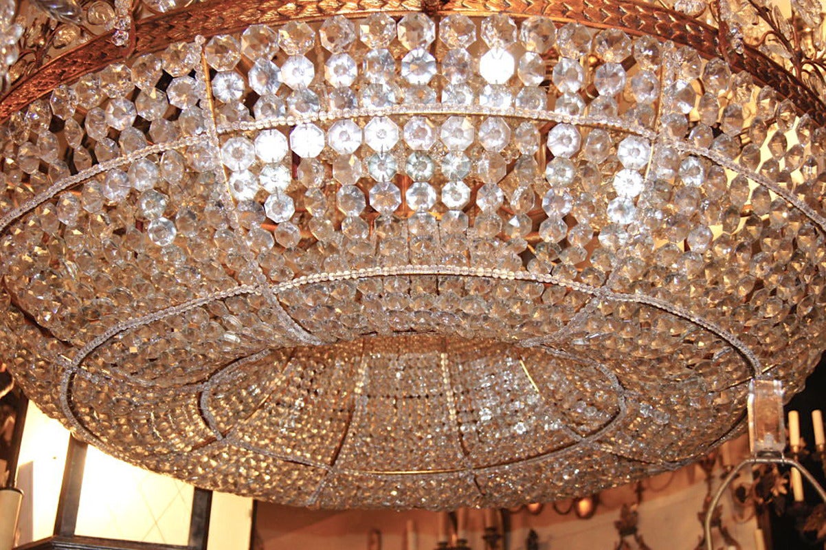 Metallo Lampadario in metallo dorato e cristalli in grande scala con foglie e fiori in vetro in vendita