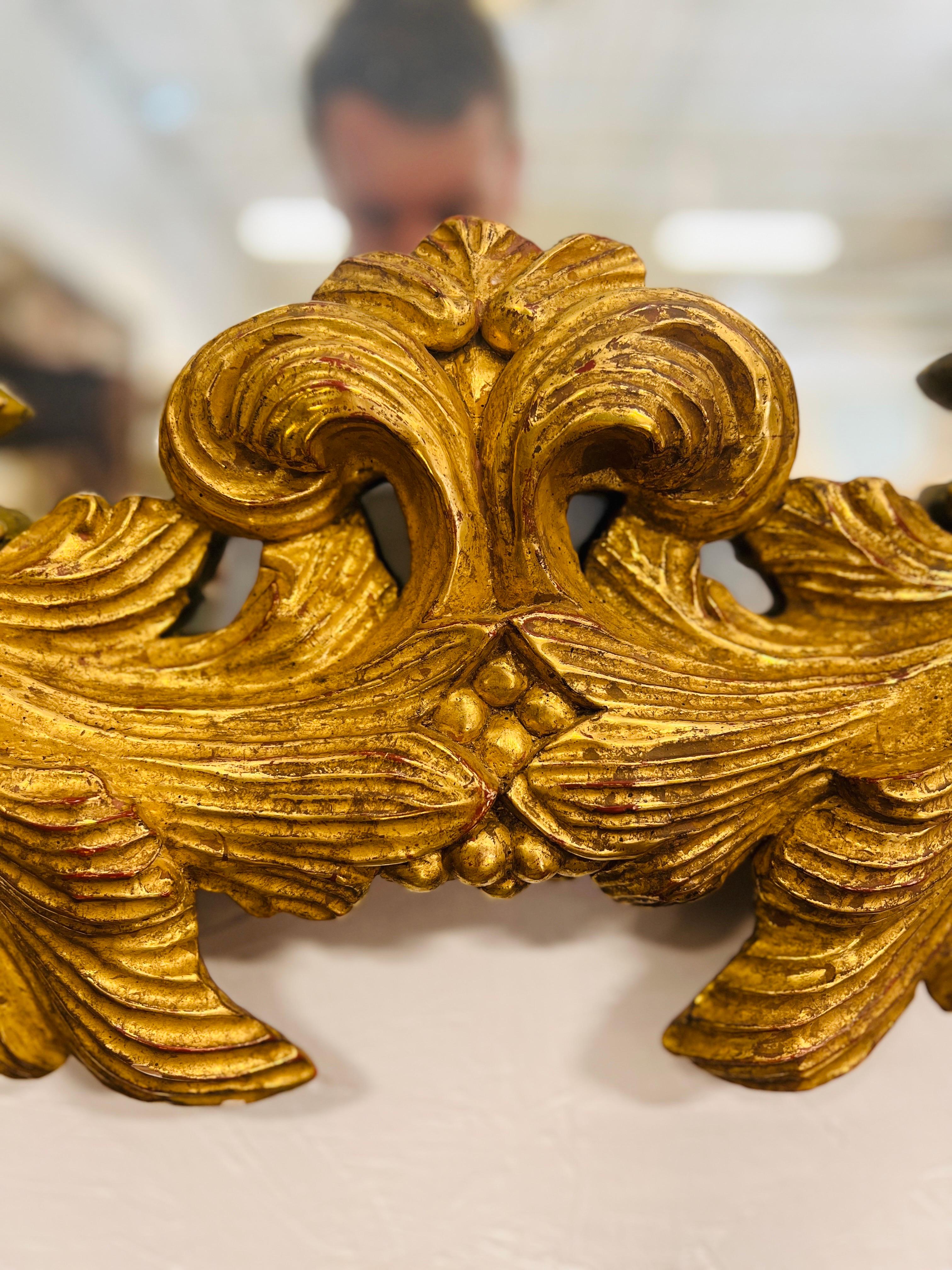 Grand miroir italien en bois doré fortement sculpté avec plaque de verre vieilli 5