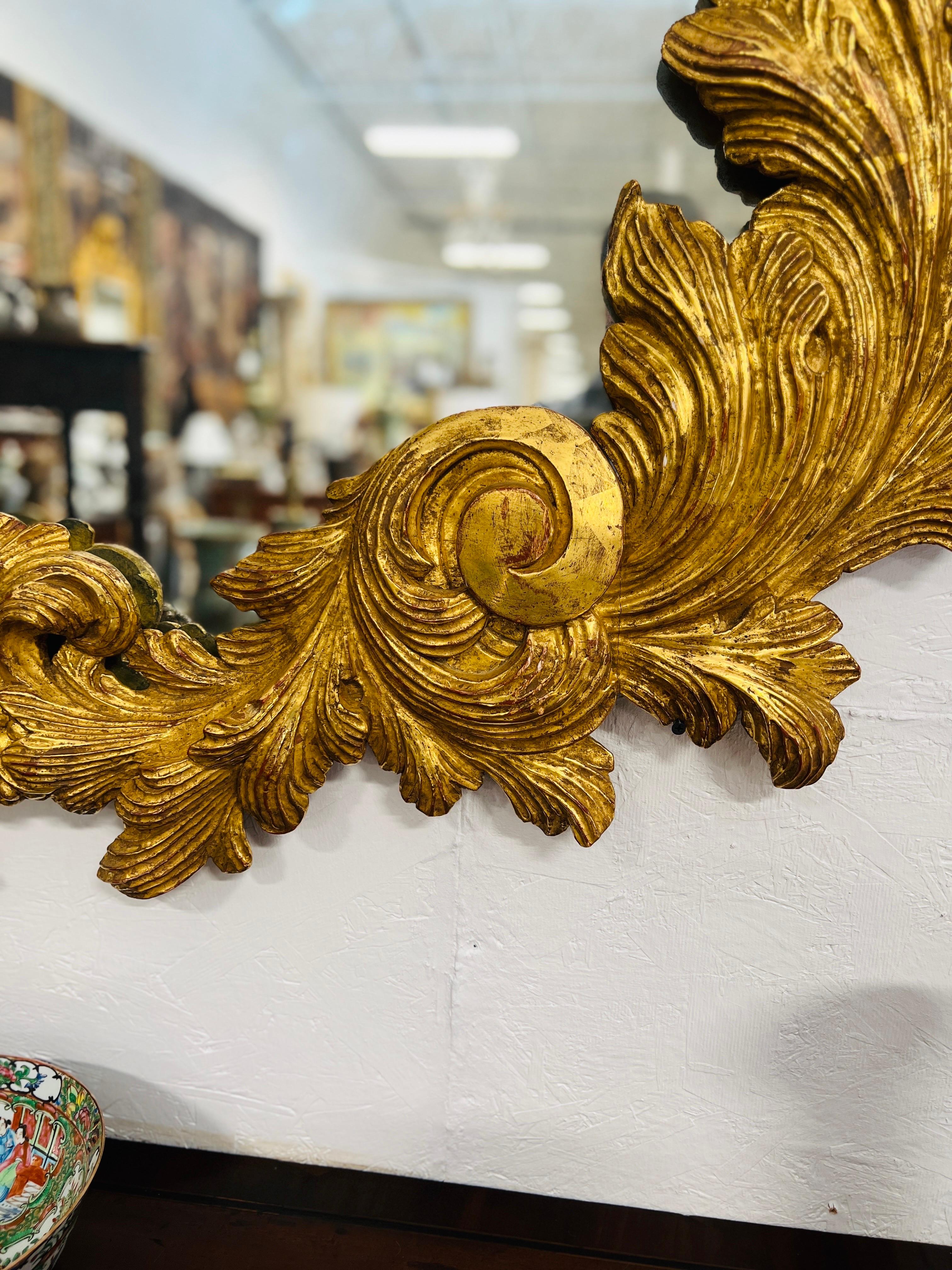 Großer italienischer geschnitzter, stark geschnitzter Spiegel aus vergoldetem Holz mit Glasplatte im Used-Look (Italienisch)