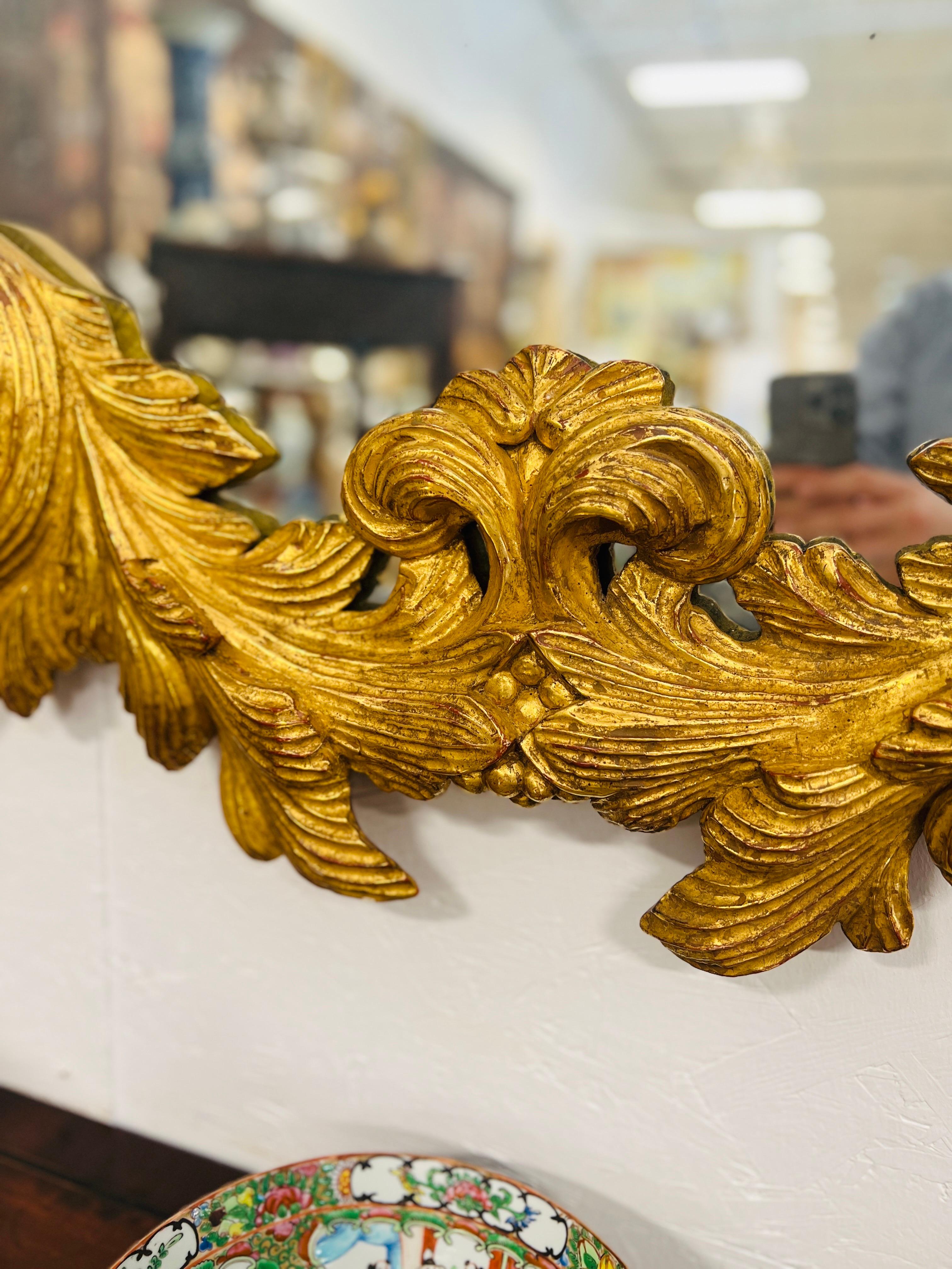 20ième siècle Grand miroir italien en bois doré fortement sculpté avec plaque de verre vieilli