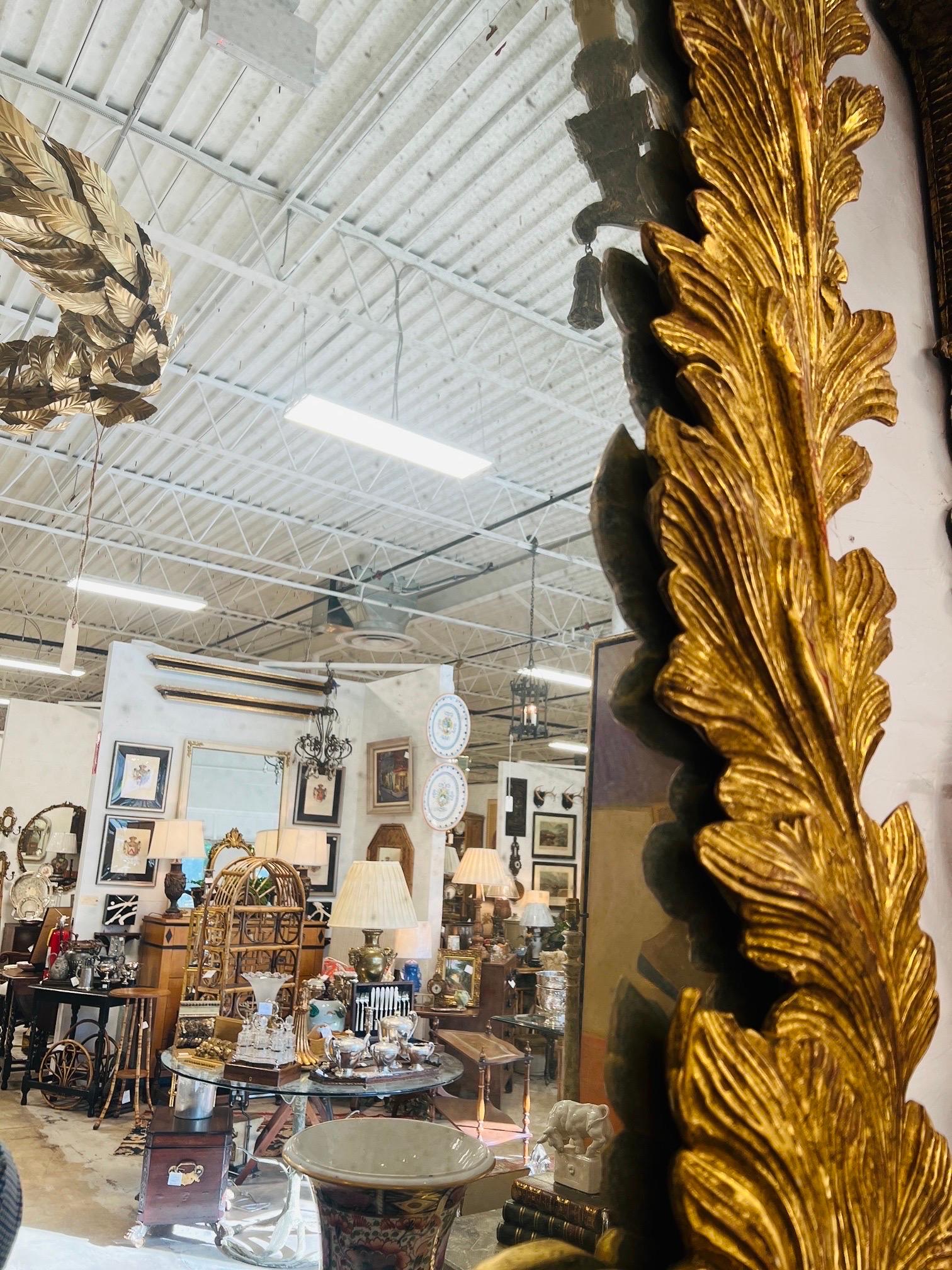 Grand miroir italien en bois doré fortement sculpté avec plaque de verre vieilli 1