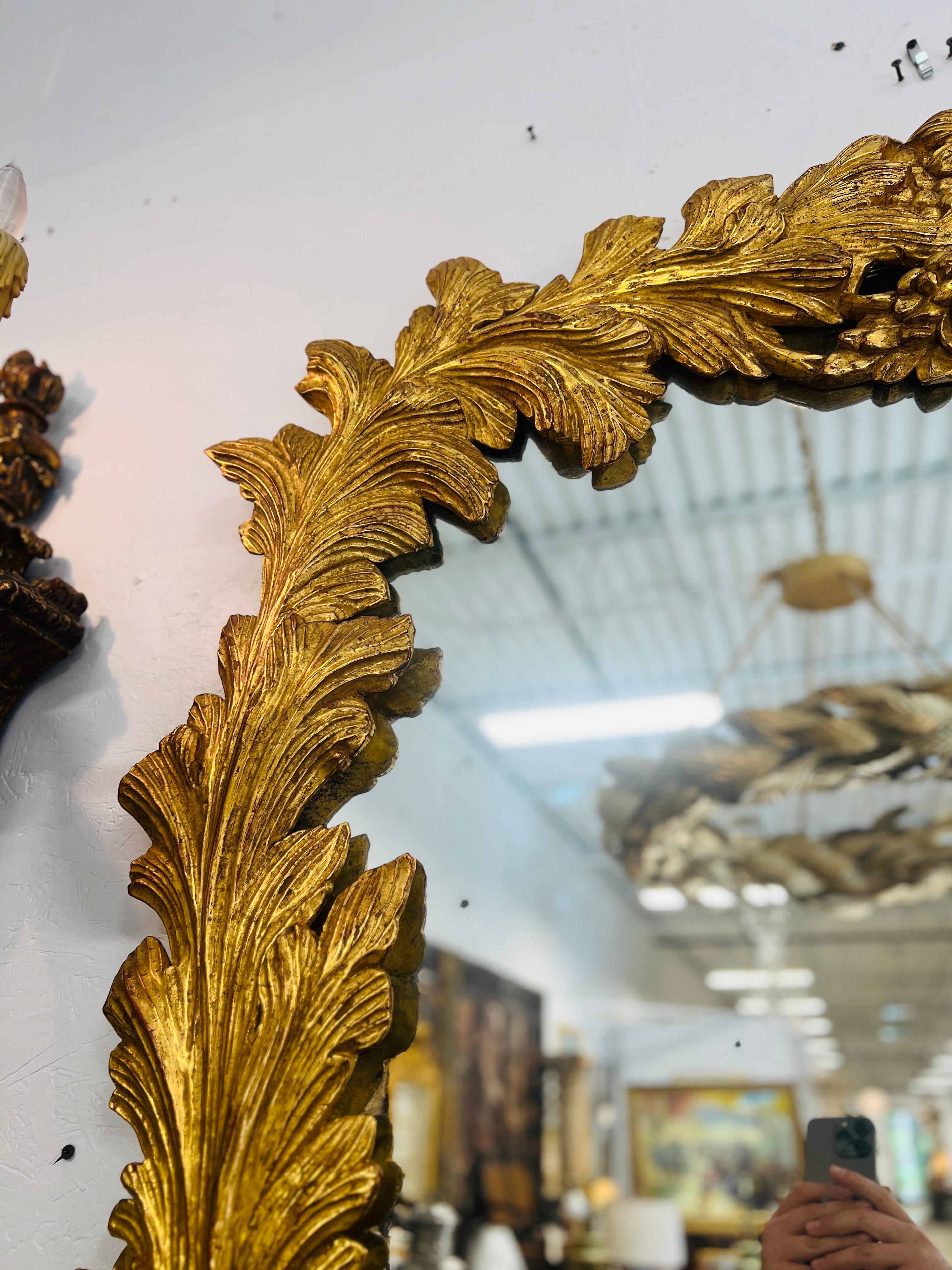 Grand miroir italien en bois doré fortement sculpté avec plaque de verre vieilli 2