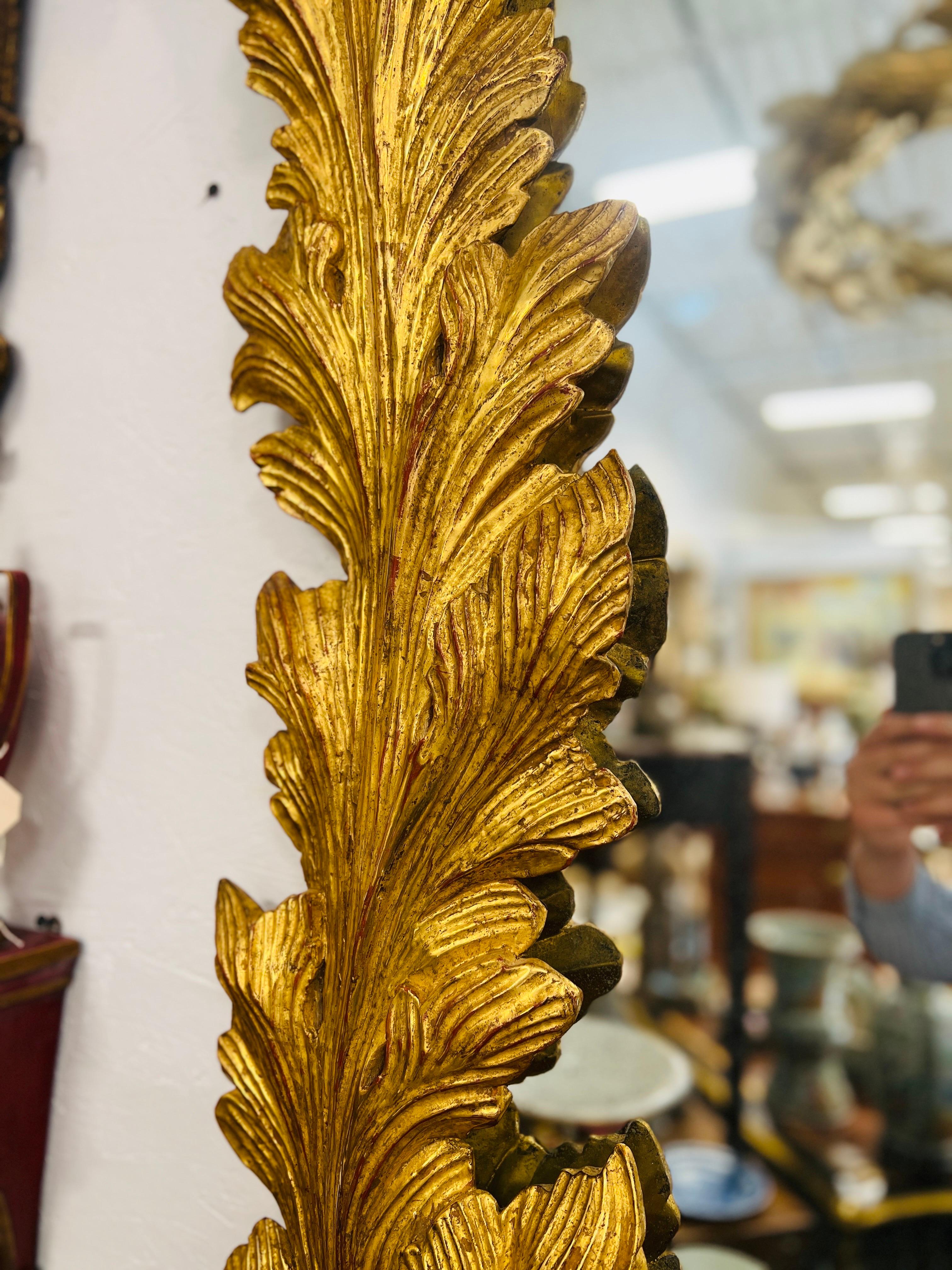 Großer italienischer geschnitzter, stark geschnitzter Spiegel aus vergoldetem Holz mit Glasplatte im Used-Look 3