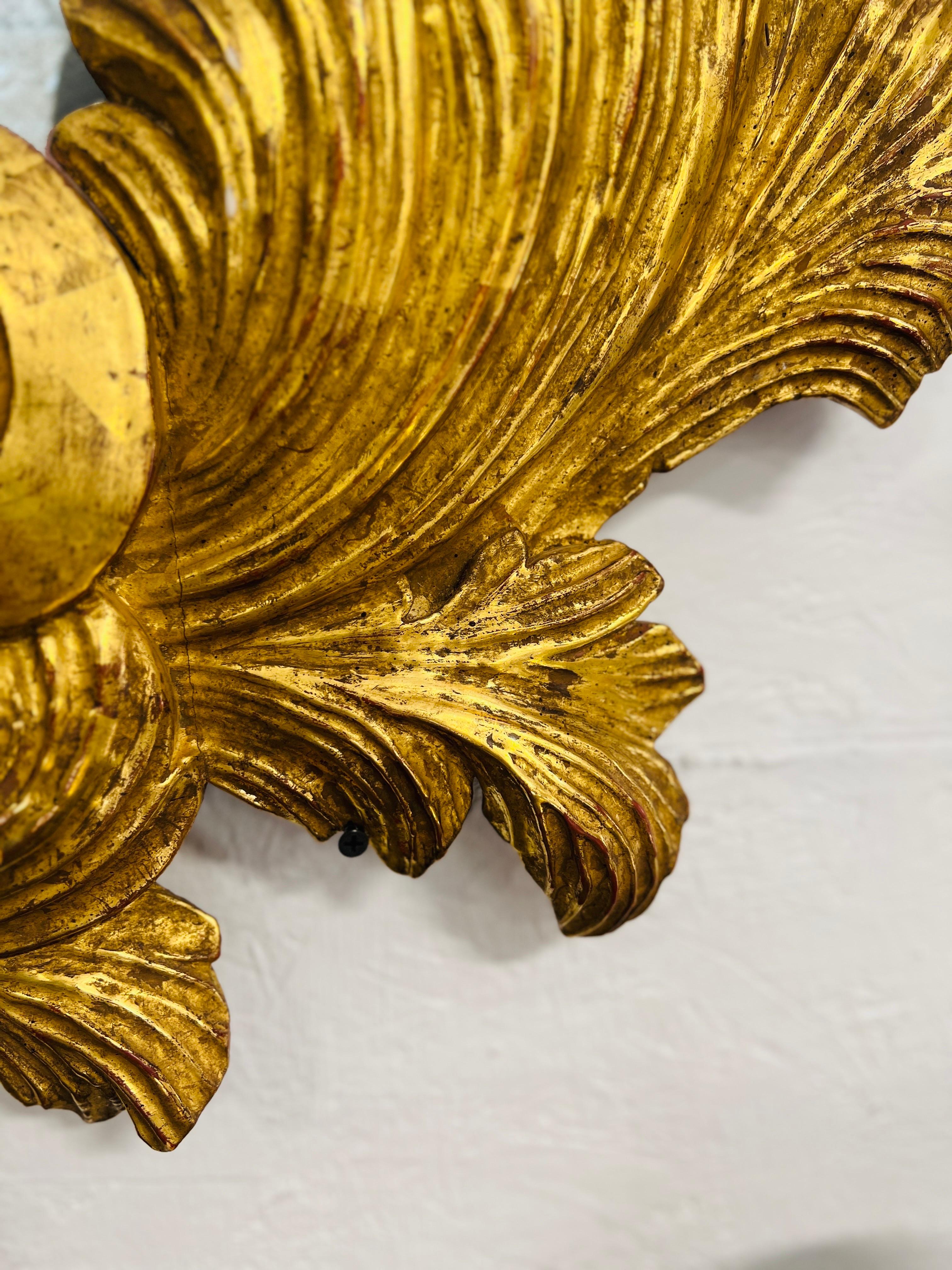 Großer italienischer geschnitzter, stark geschnitzter Spiegel aus vergoldetem Holz mit Glasplatte im Used-Look 4