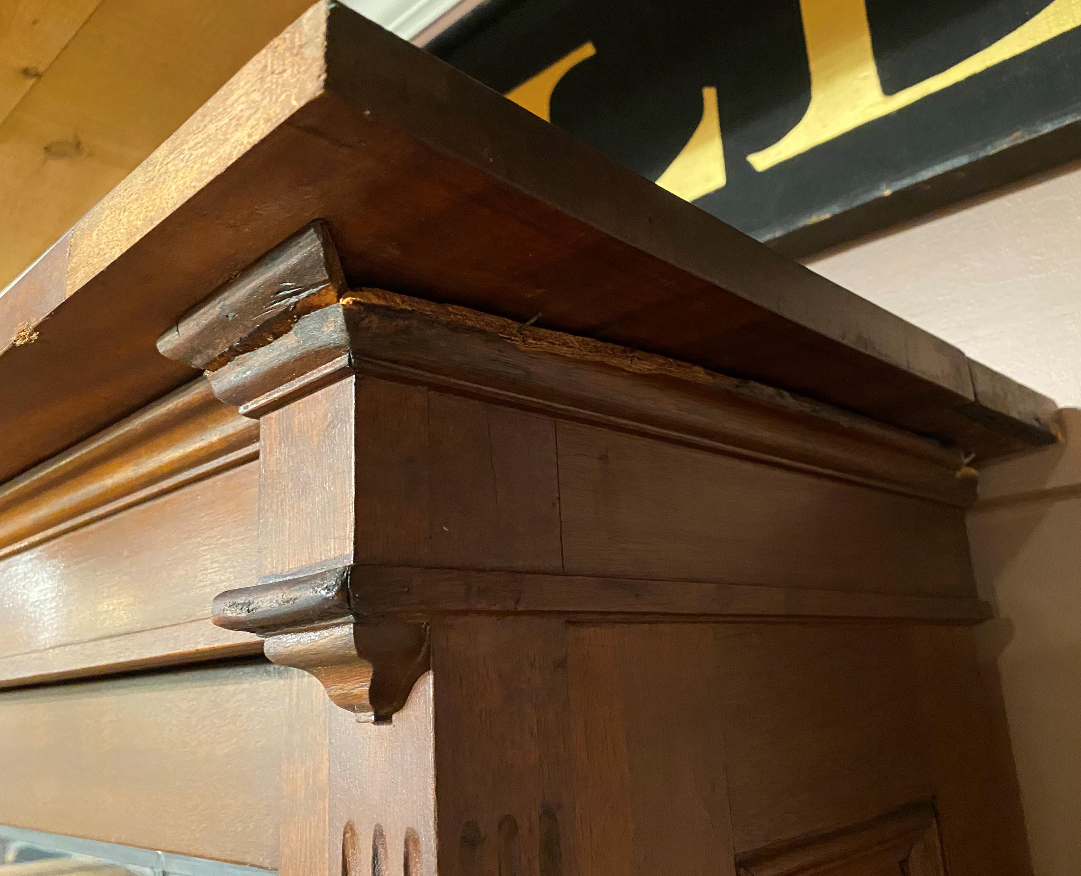 Libreria su misura in mogano a grande scala con ante scorrevoli in vetro al piombo in vendita 6
