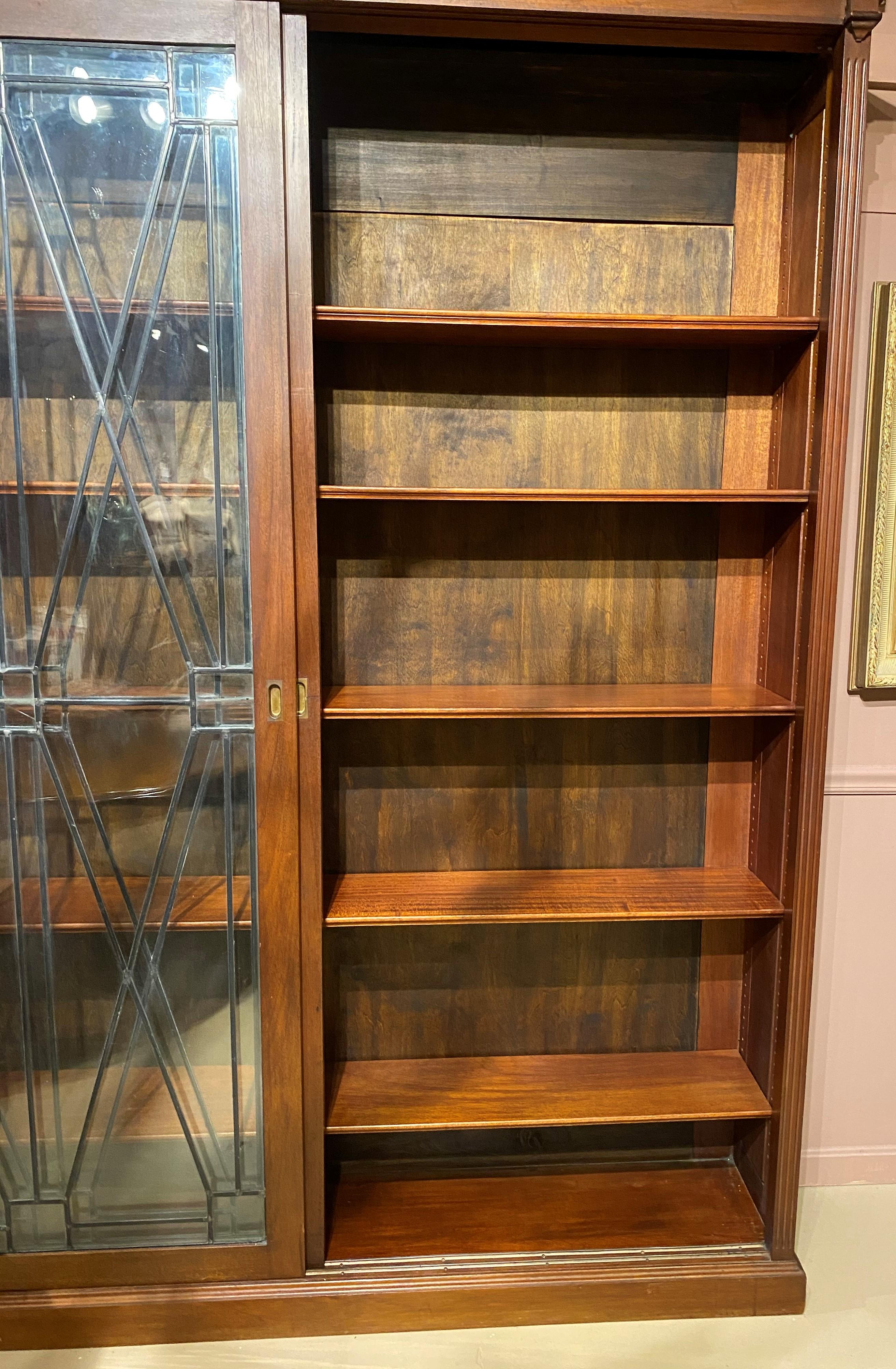 Grand Scale Mahagoni Bücherregal mit Schiebetüren aus Bleiglas (Handgefertigt) im Angebot