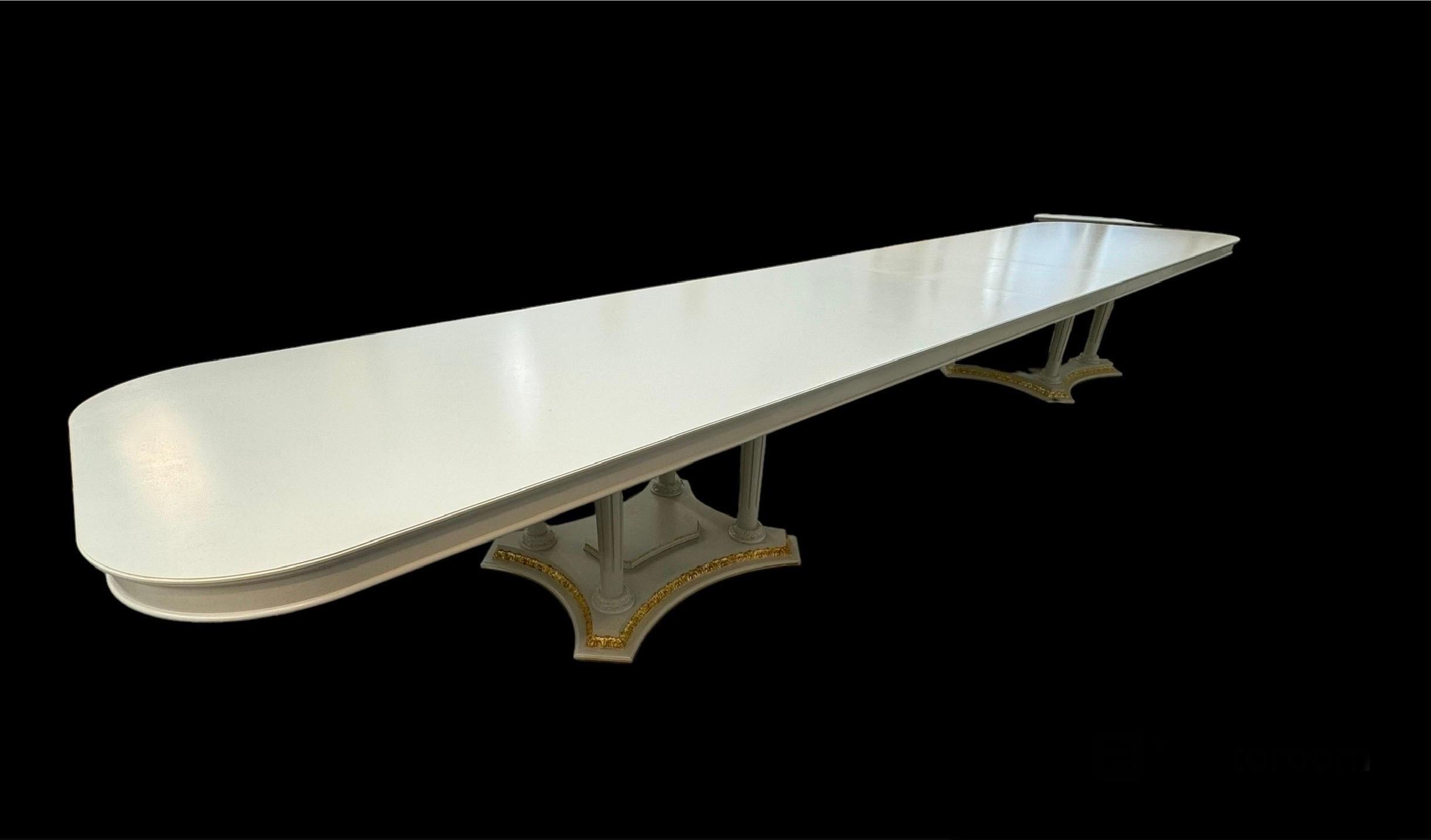 Table de salle à manger à deux pieds en bois peint et doré de grande dimension, avec 2 abattants. Table montée sur 2 bases. Clips de table intégrés. Oui

  Également disponible séparément ,
   présenté avec  un ensemble de 17 chaises à la reine et