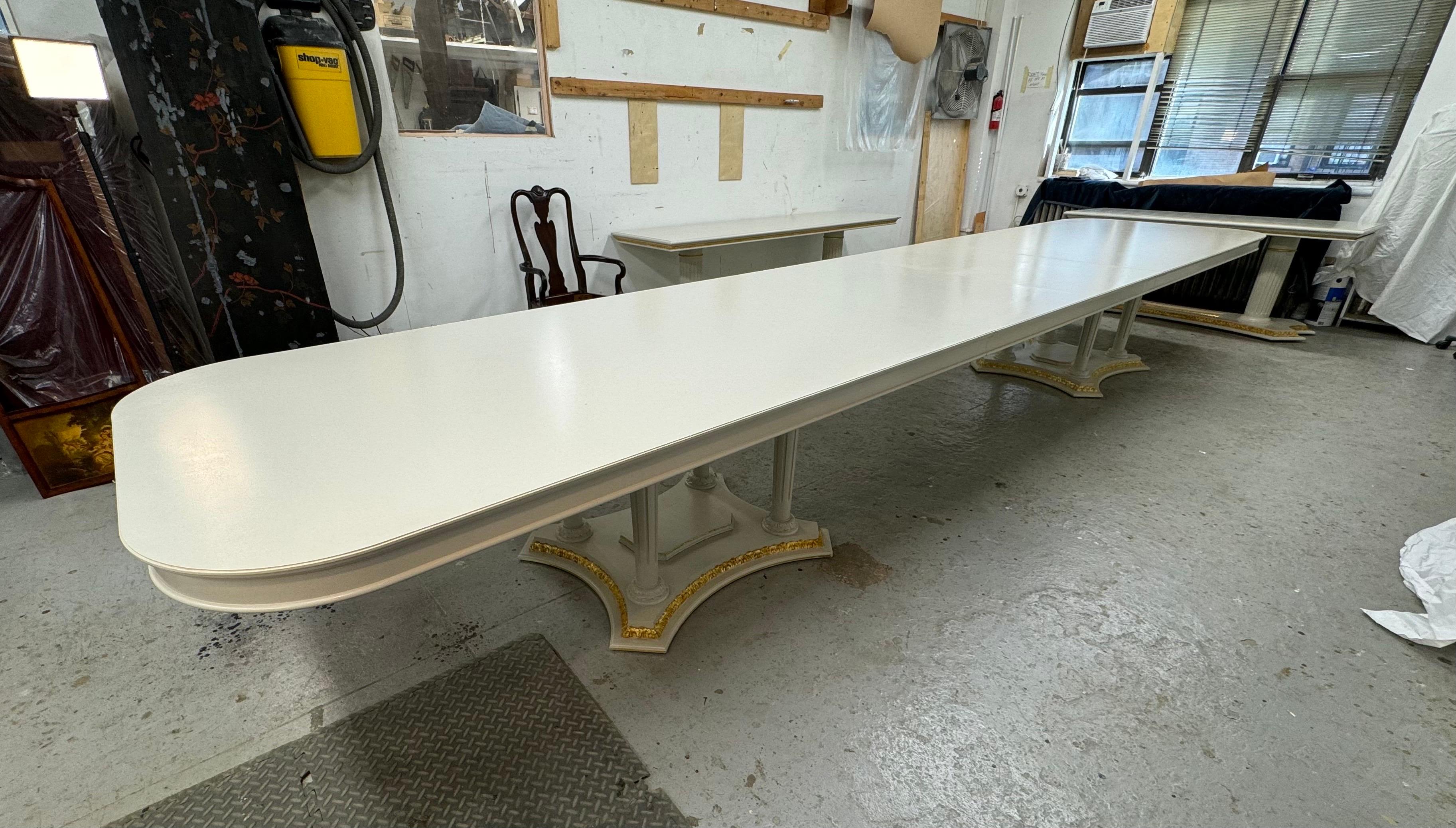 Louis XVI Table de salle à manger à deux pieds en bois doré et peint de grande dimension, avec 2 abattants en vente