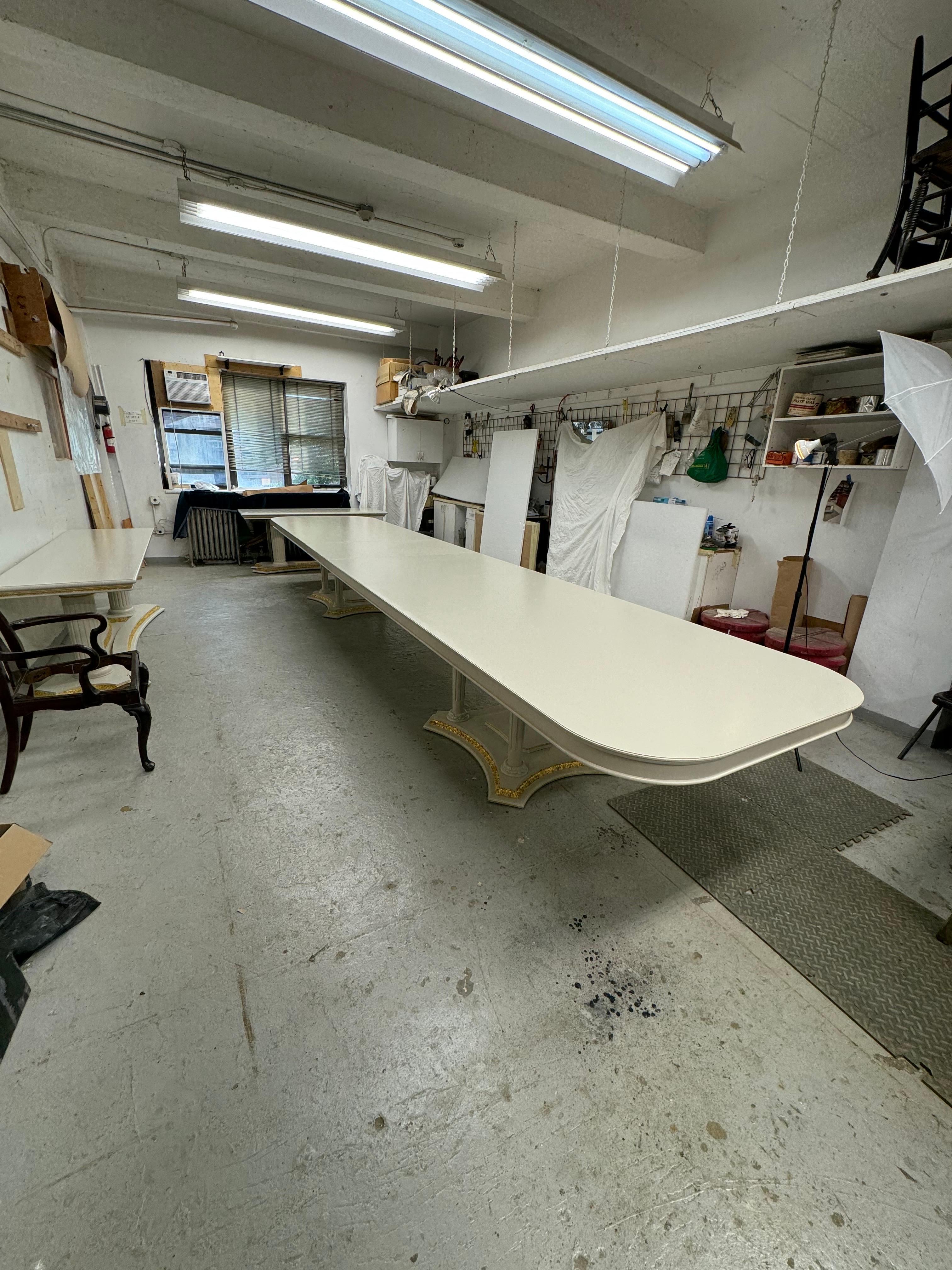 Américain Table de salle à manger à deux pieds en bois doré et peint de grande dimension, avec 2 abattants en vente