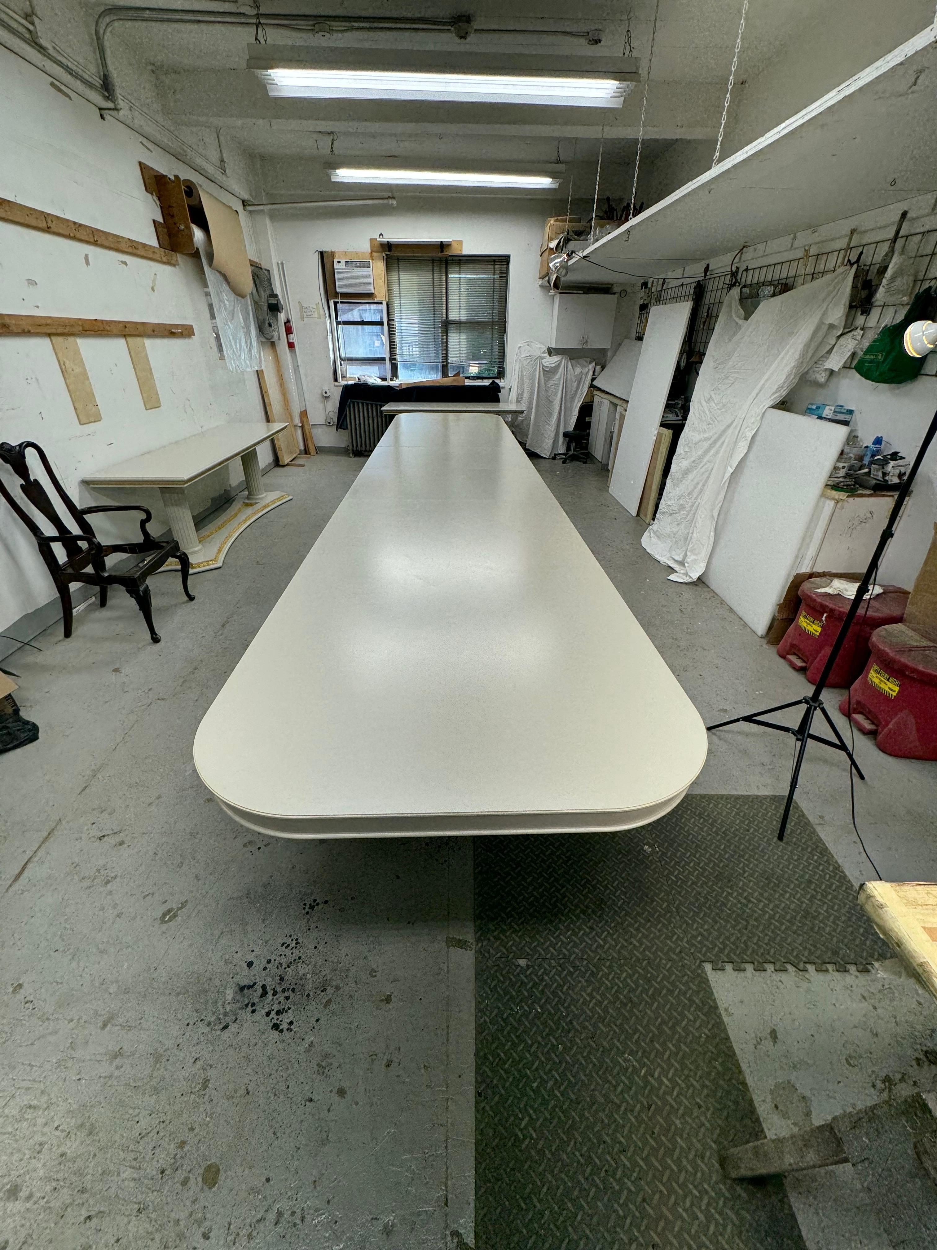 Doré Table de salle à manger à deux pieds en bois doré et peint de grande dimension, avec 2 abattants en vente