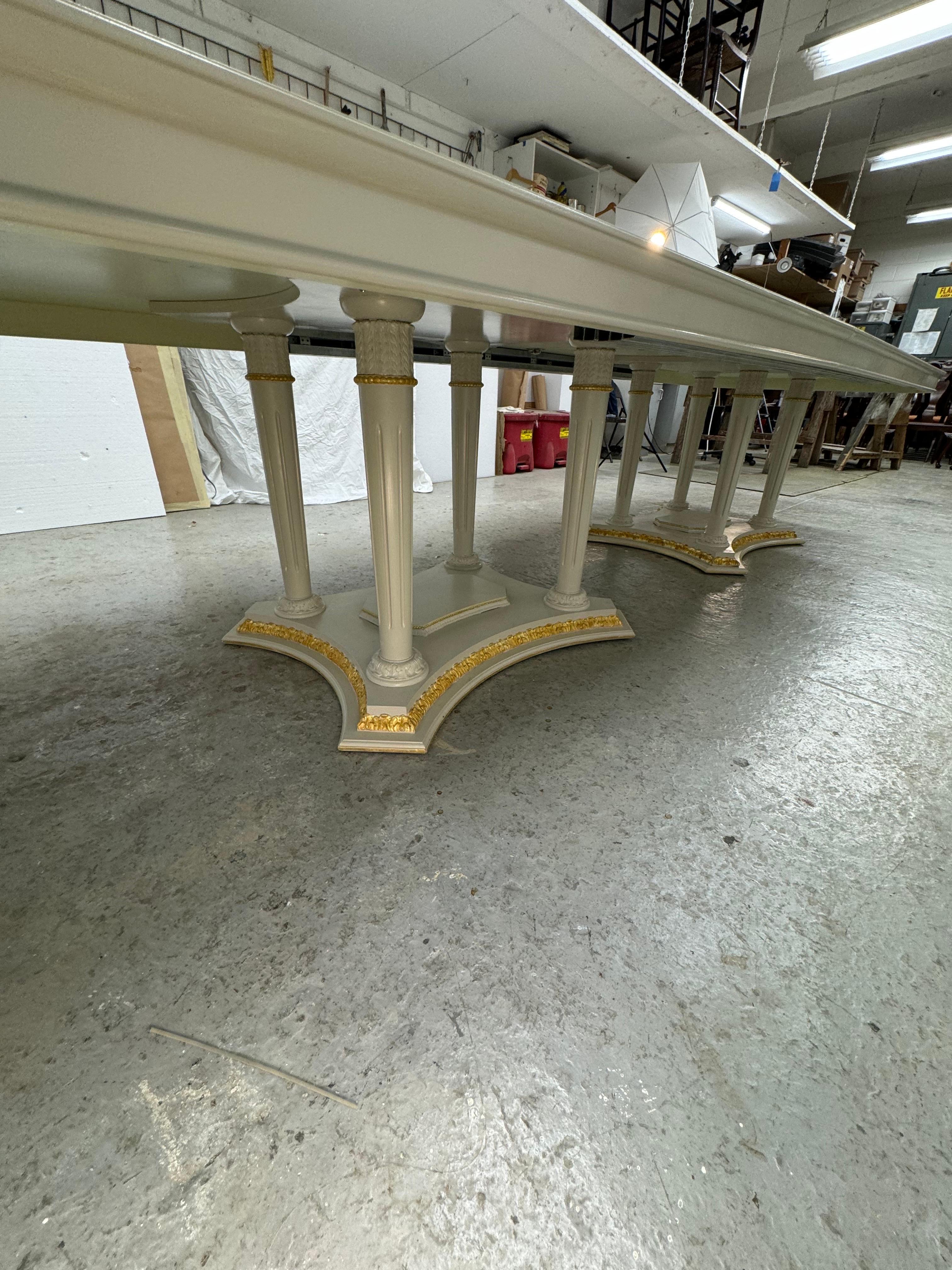 Table de salle à manger à deux pieds en bois doré et peint de grande dimension, avec 2 abattants Bon état - En vente à Huntington, NY