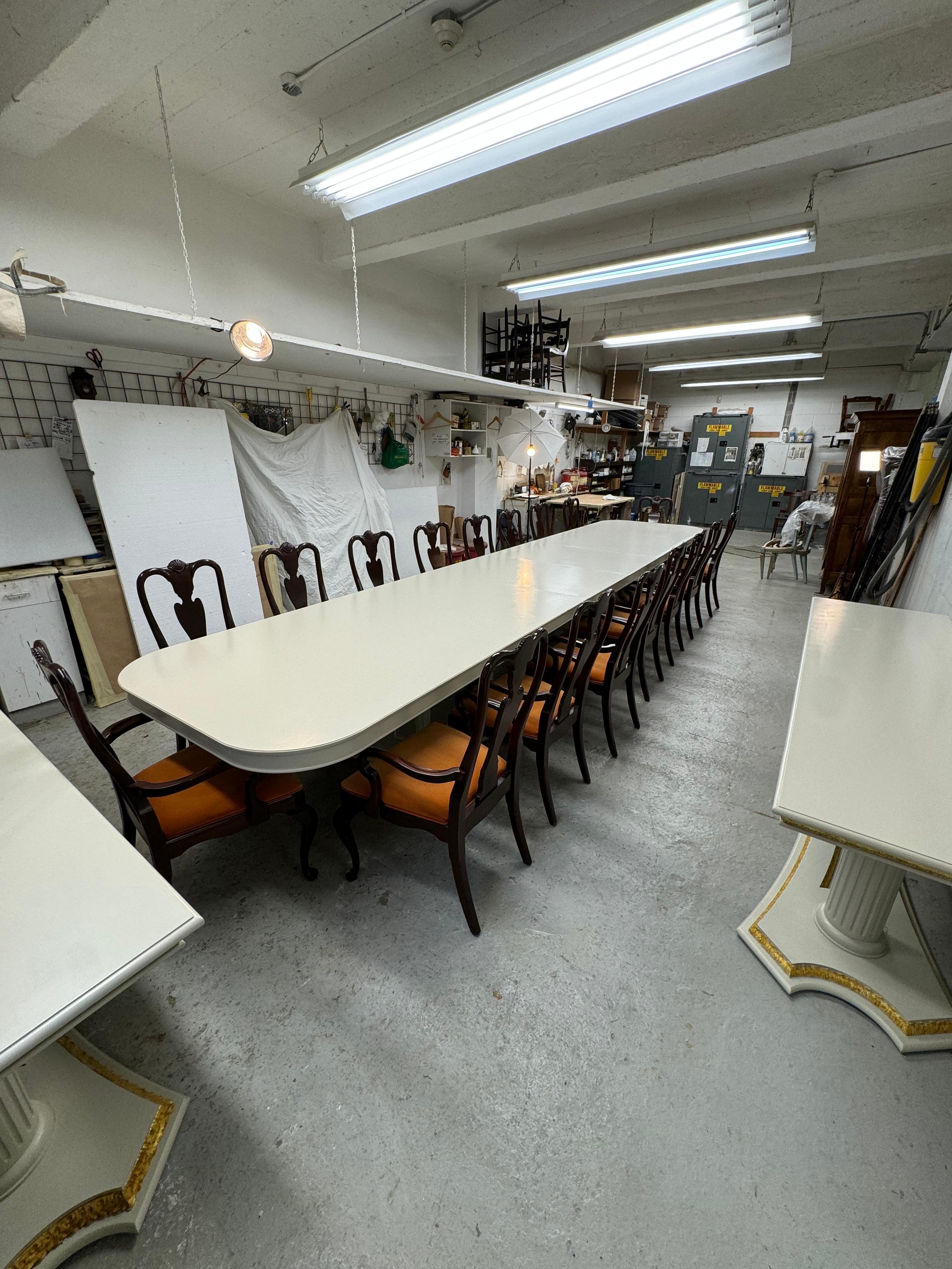 Chêne Table de salle à manger à deux pieds en bois doré et peint de grande dimension, avec 2 abattants en vente
