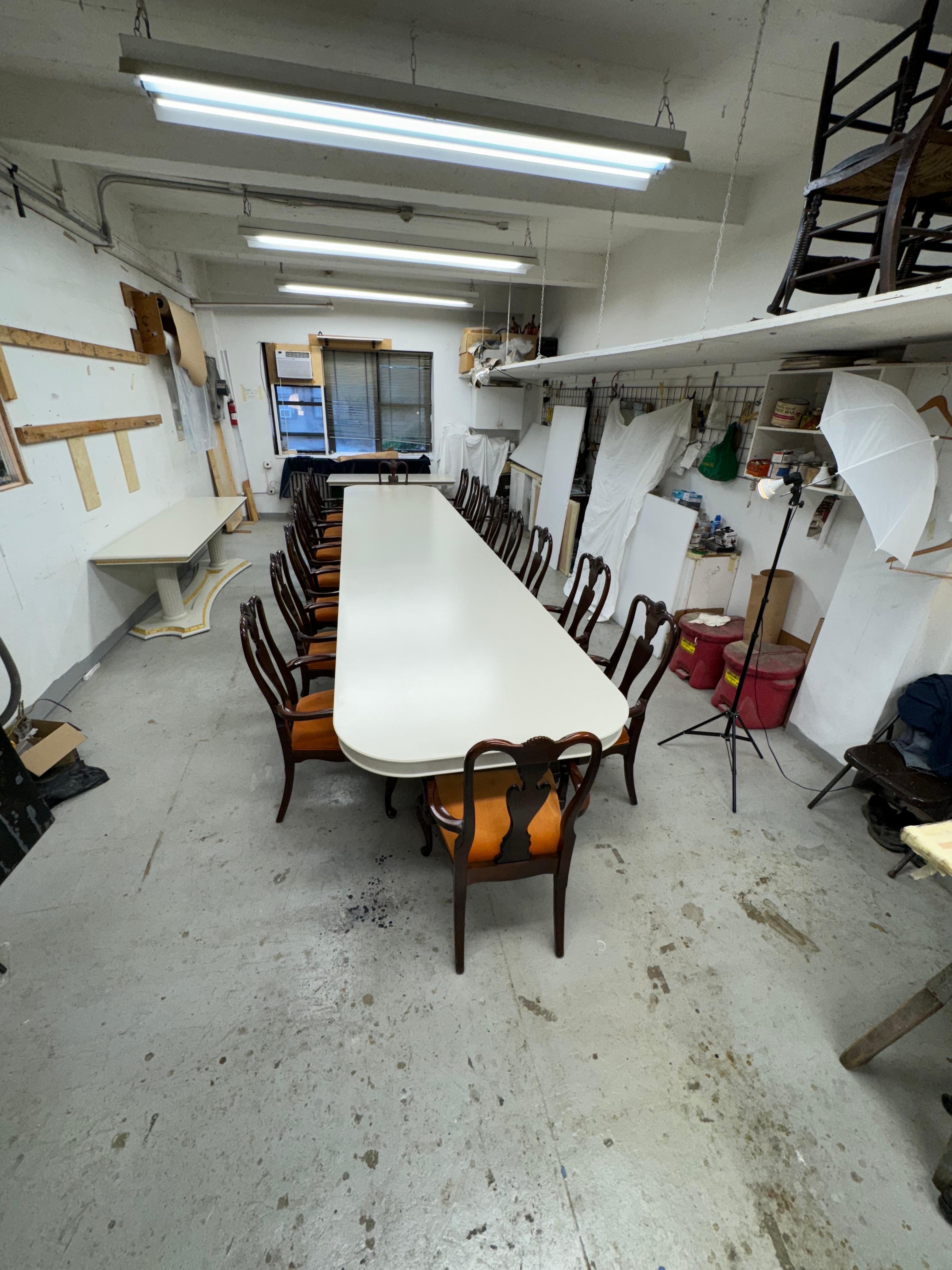 Table de salle à manger à deux pieds en bois doré et peint de grande dimension, avec 2 abattants en vente 1