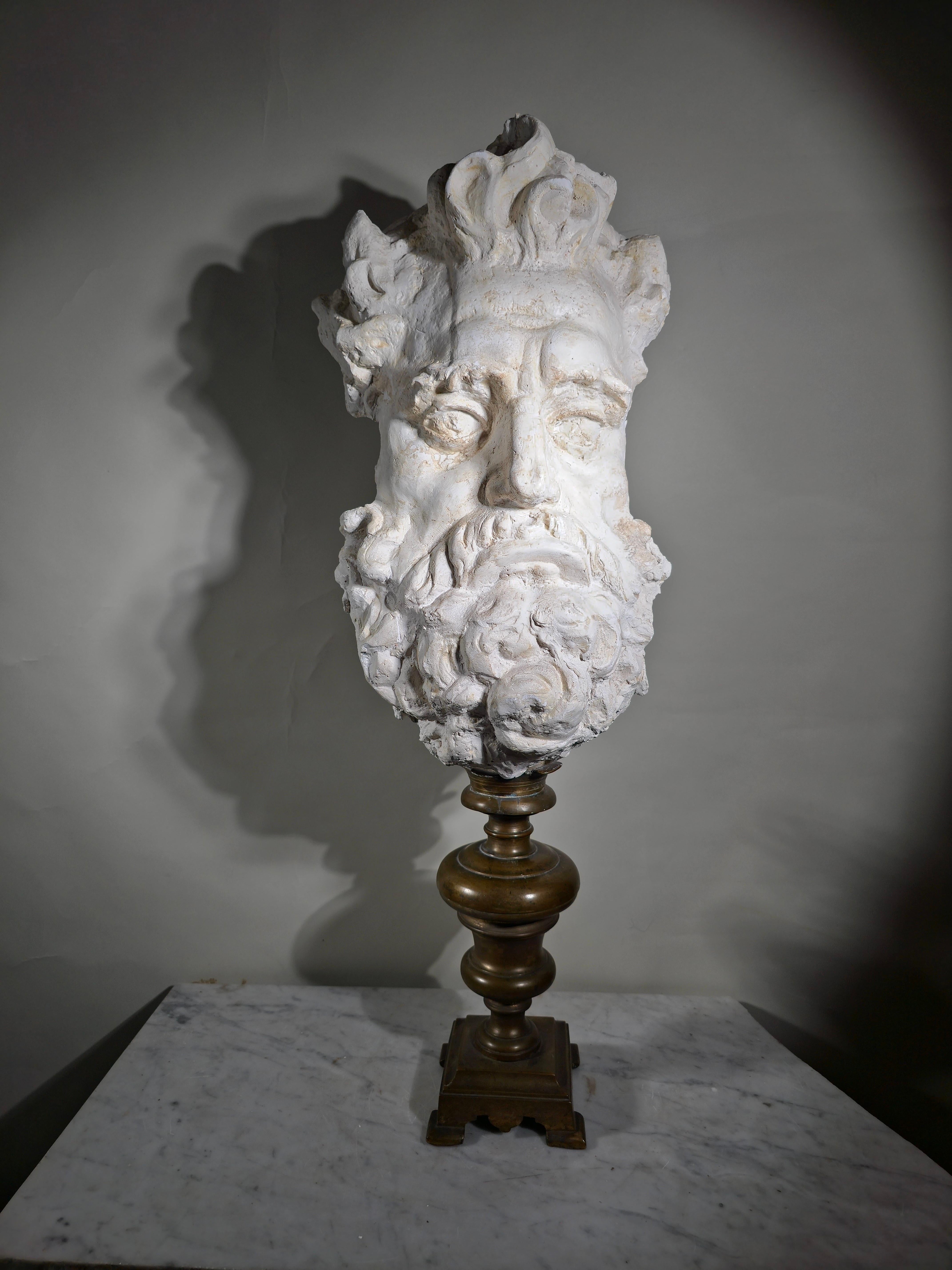 Diese spektakuläre Gipsskulptur, die das majestätische Gesicht des Zeus darstellt, ist ein wahres Juwel aus dem 19. Jahrhundert. Sie wurde zu dieser Zeit in Italien hergestellt und zeigt die imposante Präsenz und göttliche Macht des Götterkönigs aus