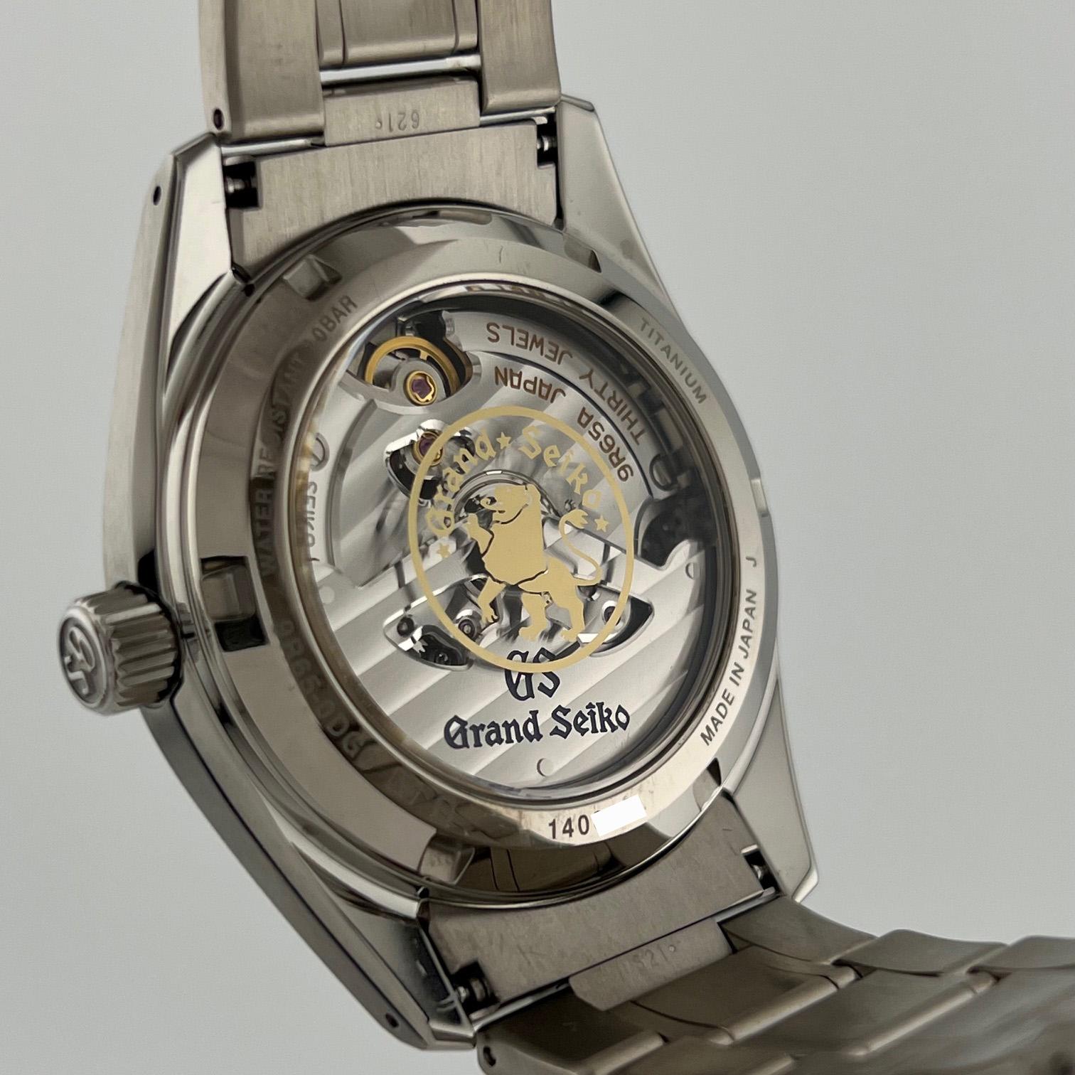 Style Nummer: SBGA413

Seriennummer: 140***

Jahr: 2021
 
Modell: Grand Seiko Heritage Collection - 'Shunbun' Pink Cherry Blossom 
 
Gehäuse MATERIAL: Titan
 
Band: Titan
  
Lünette: Titan
  
Zifferblatt: Rosa 'Kirschblüte' Zifferblatt 
 
Kristall: